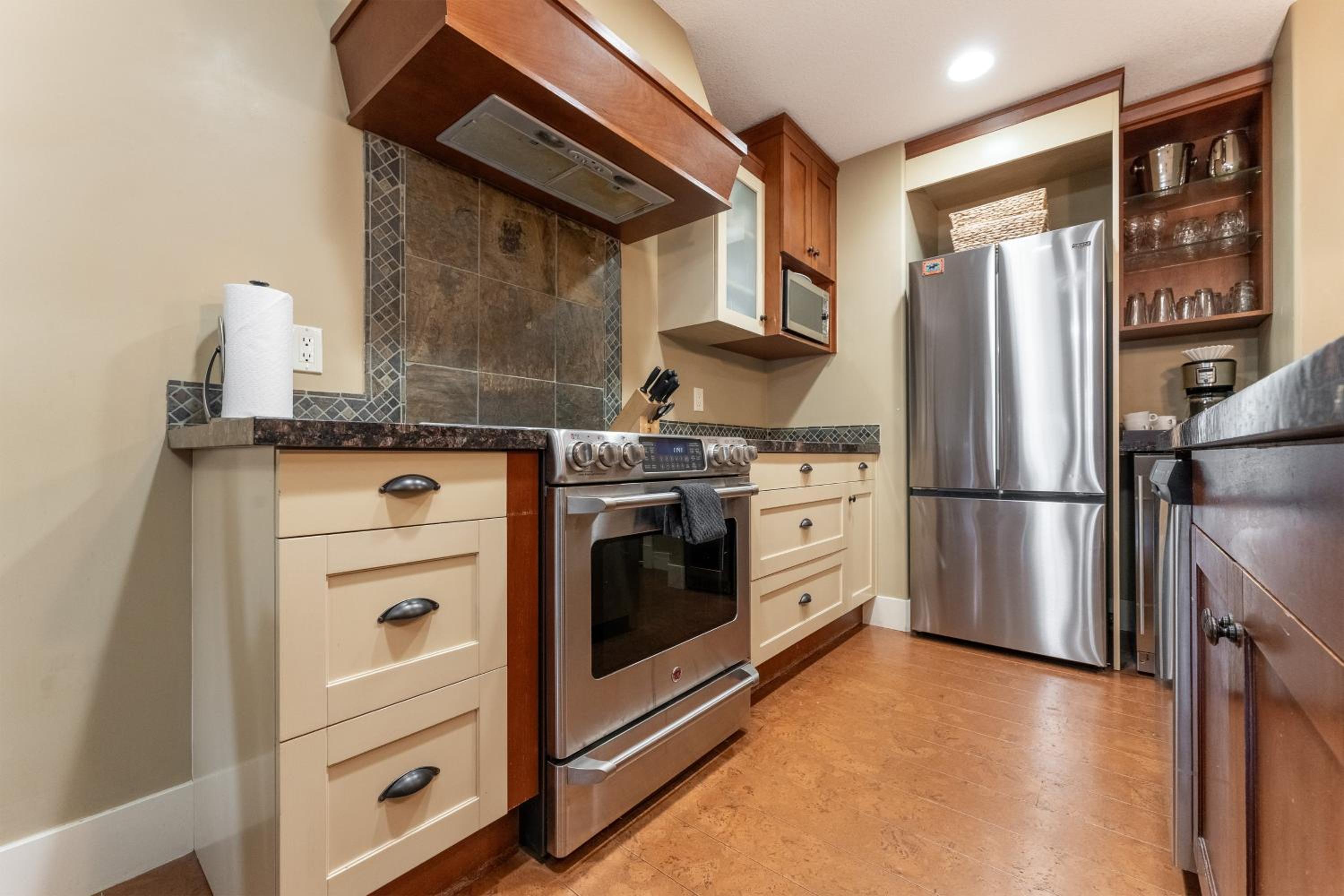 Solara Suite with Indoor Pool - Hot tub -Parking - GYM