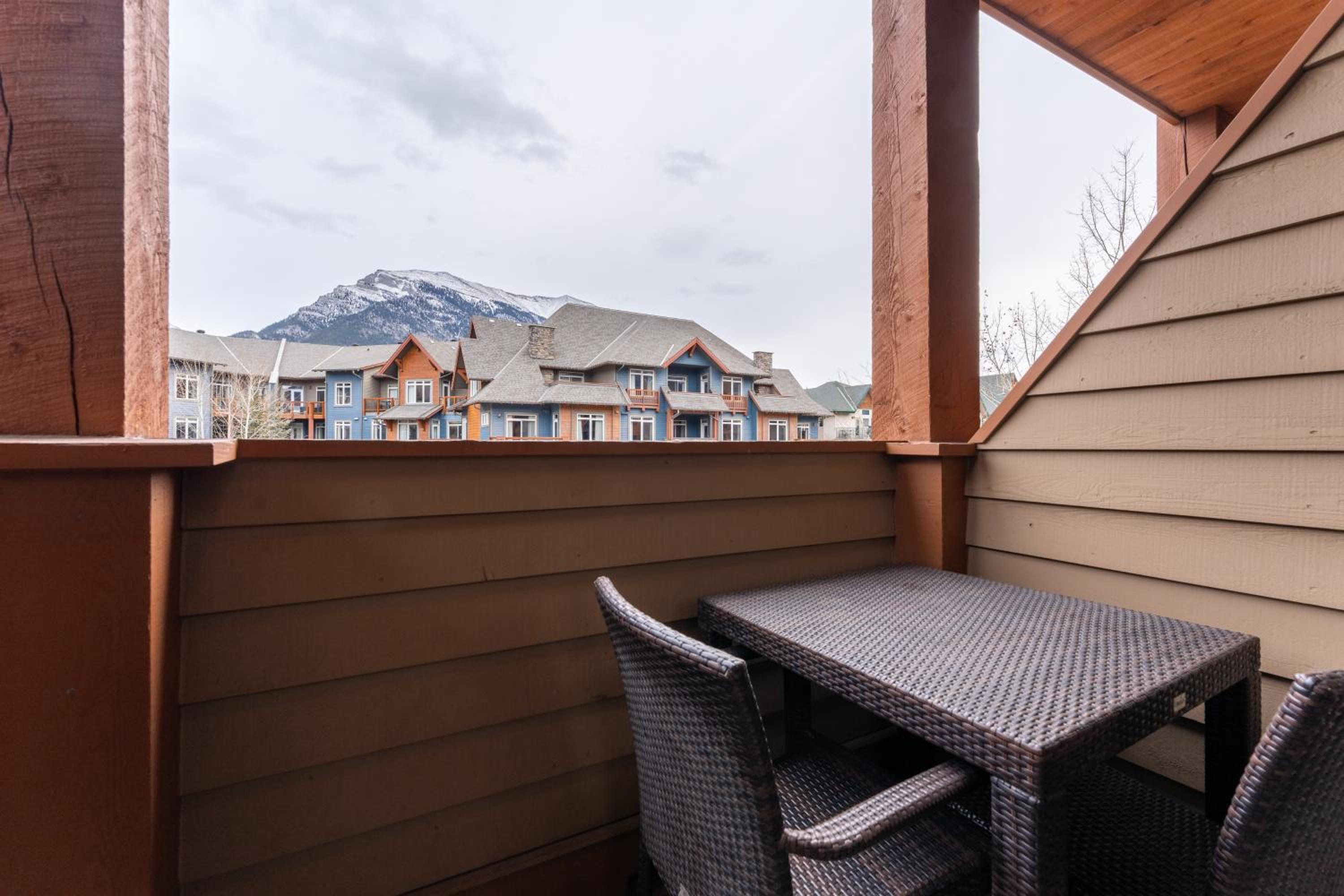Solara Suite with Indoor Pool - Hot tub -Parking - GYM
