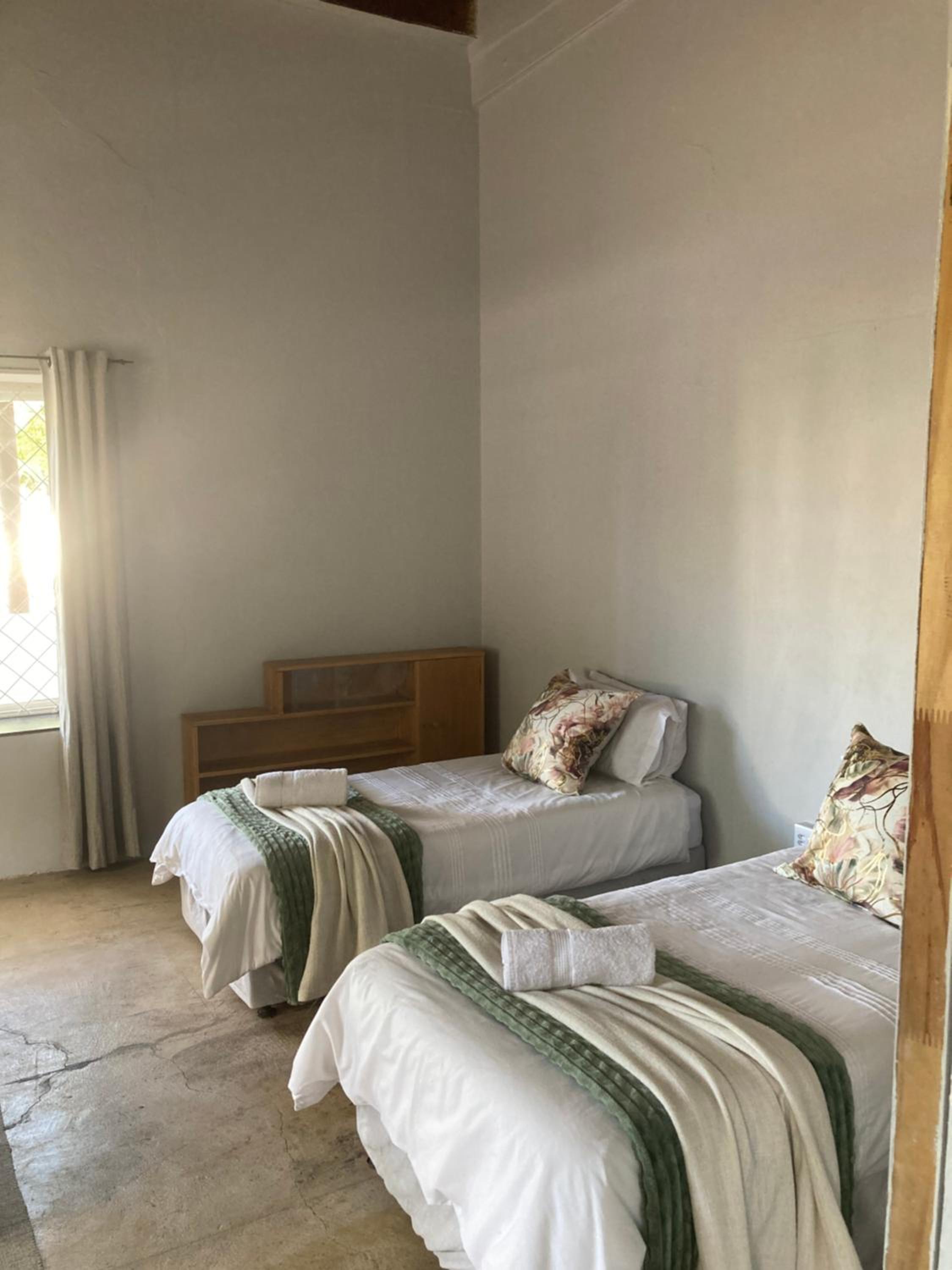 Just-a-bed - Stone Cottage view 4