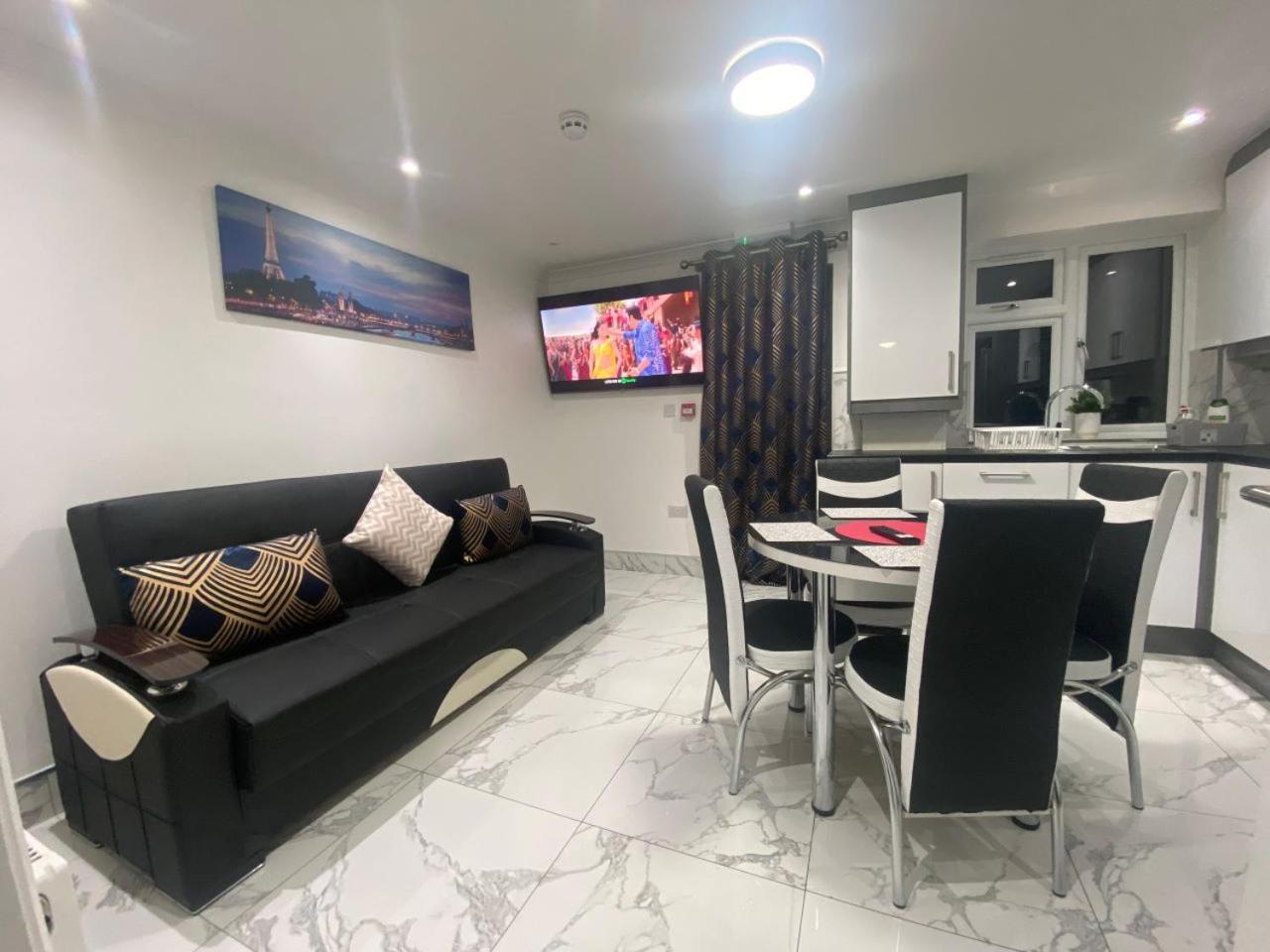 THE ROYAL BOUTIQUE OXFORD LODGE by LONDON SLEEP 6 view 2