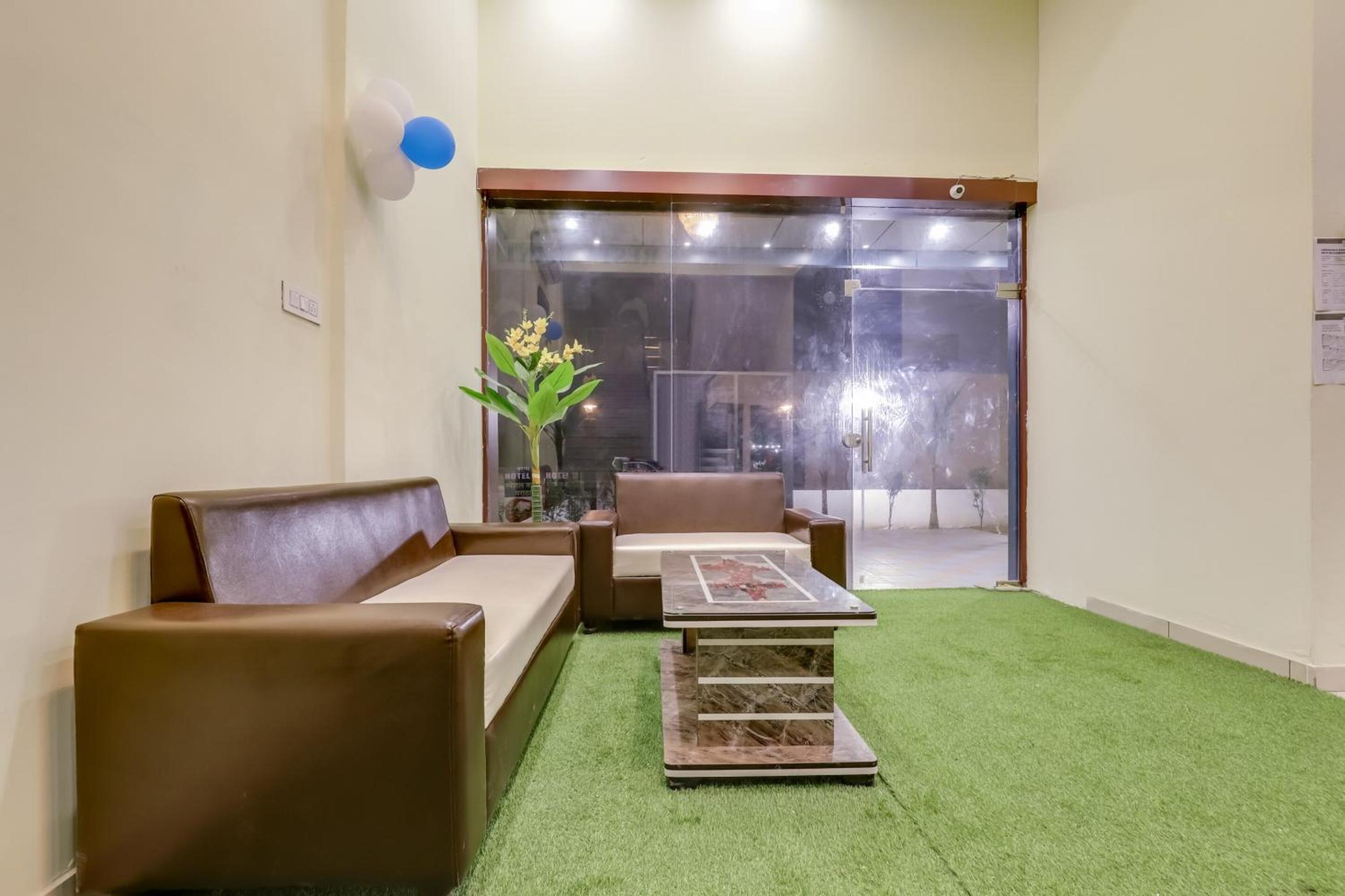 Lobby & Reception