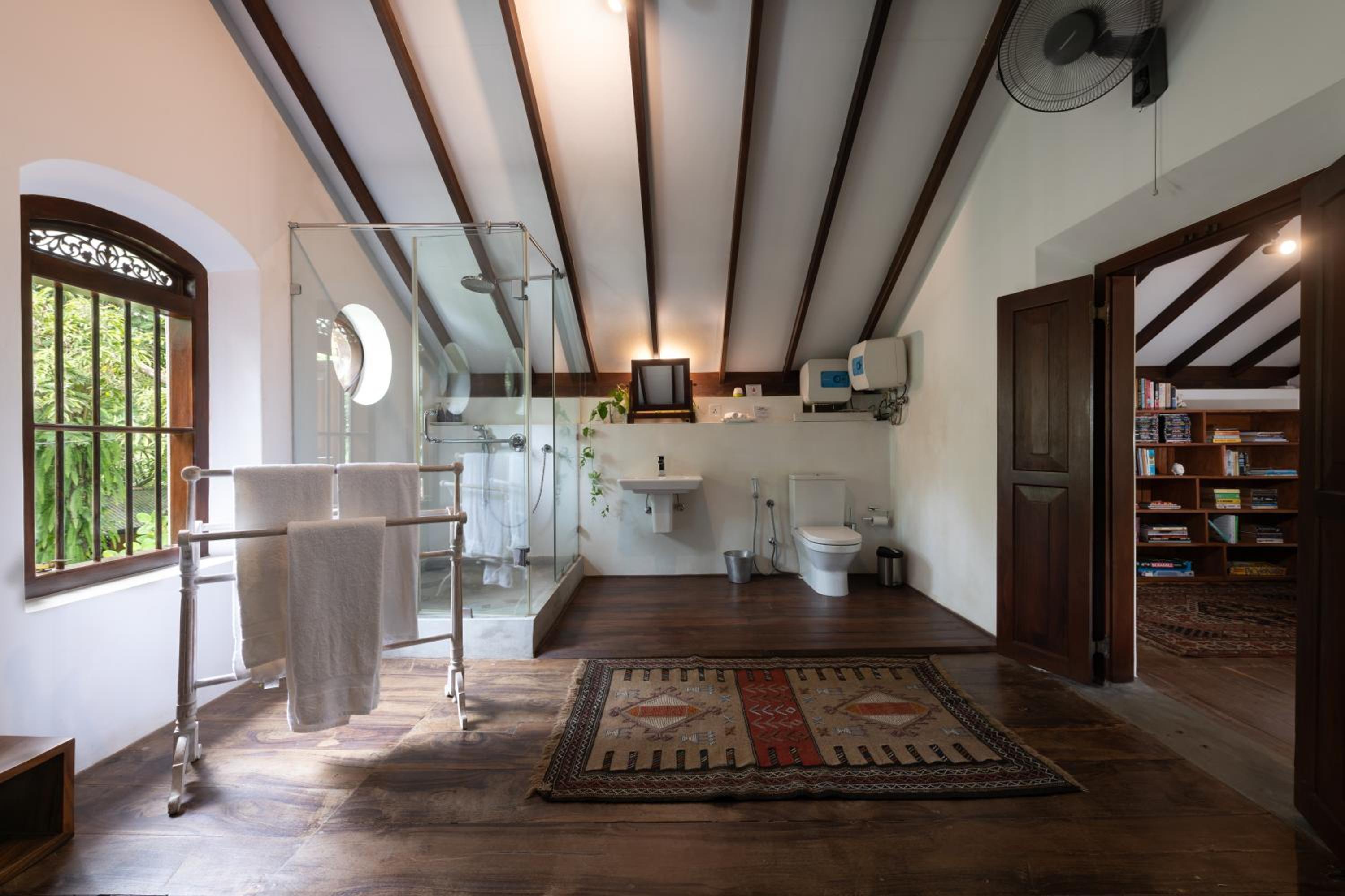 MO River House Luxury Villa