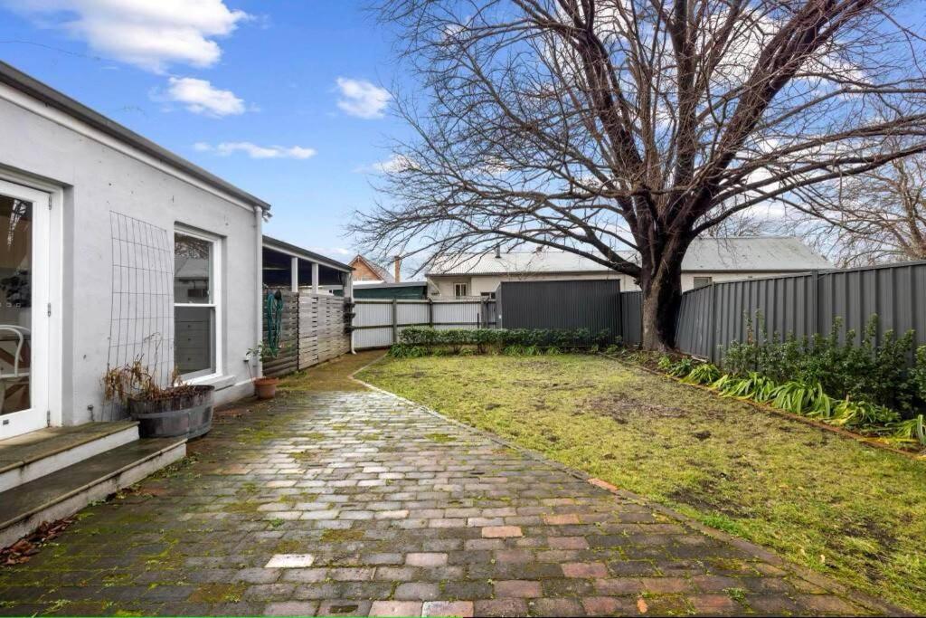 Wattledale Goulburn Settlers Cottage Old but New