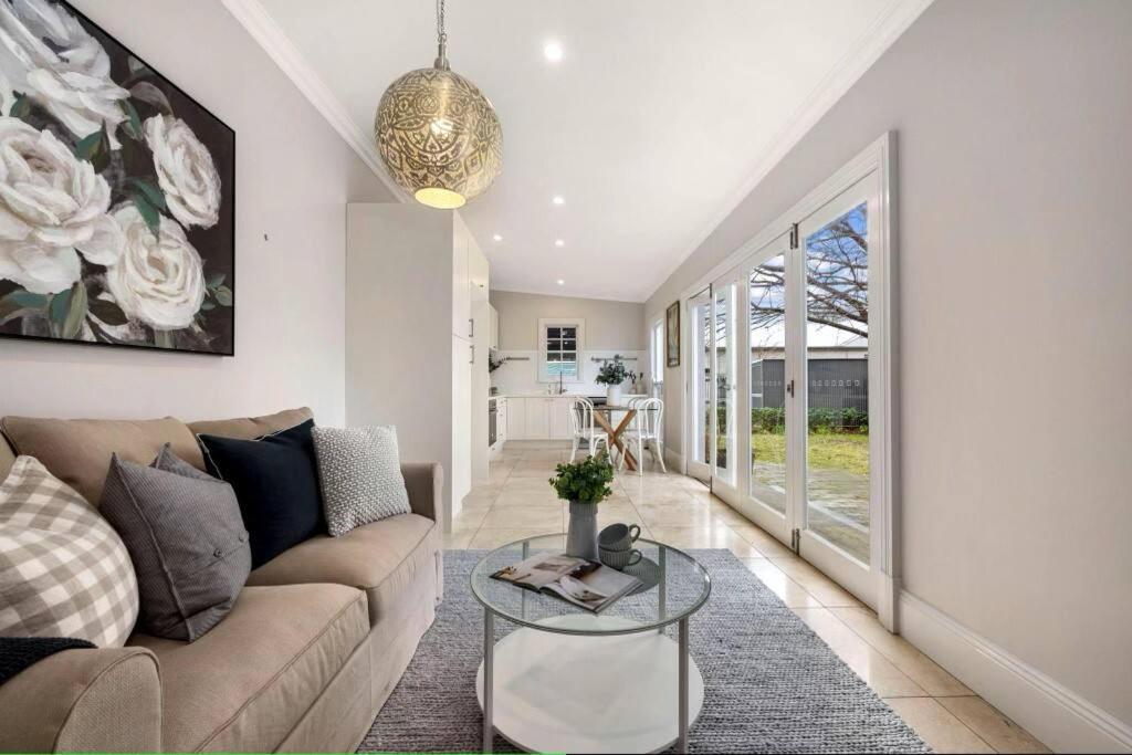 Wattledale Goulburn Settlers Cottage Old but New