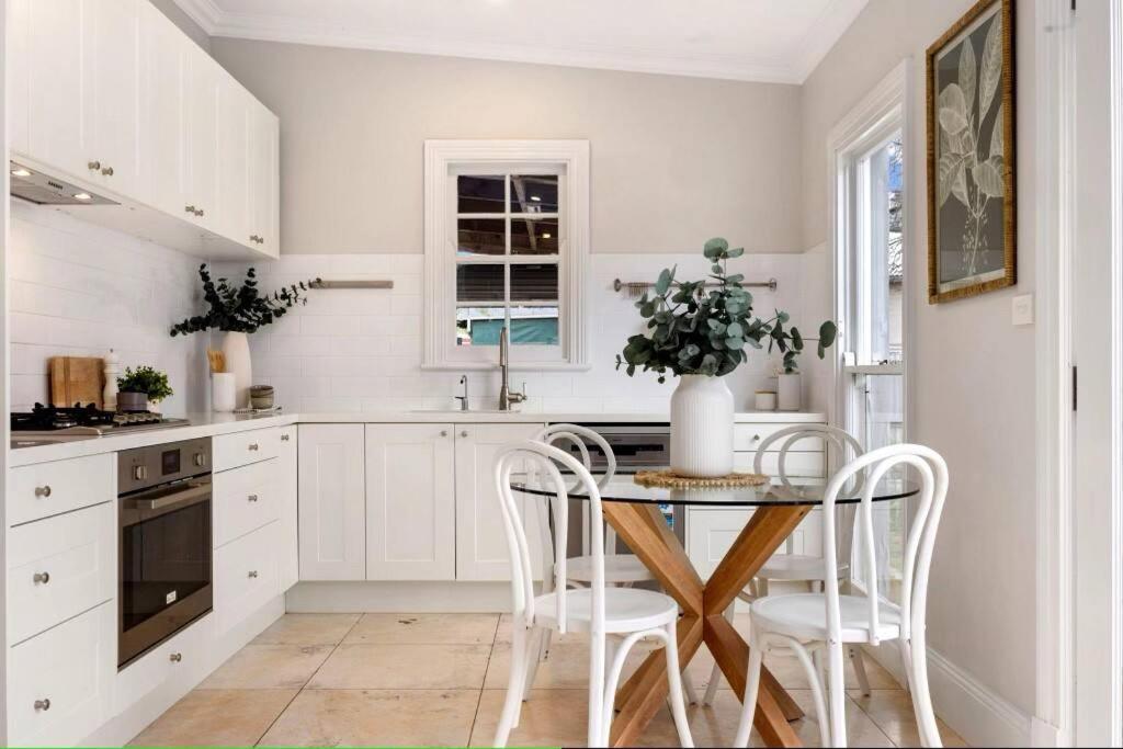 Wattledale Goulburn Settlers Cottage Old but New