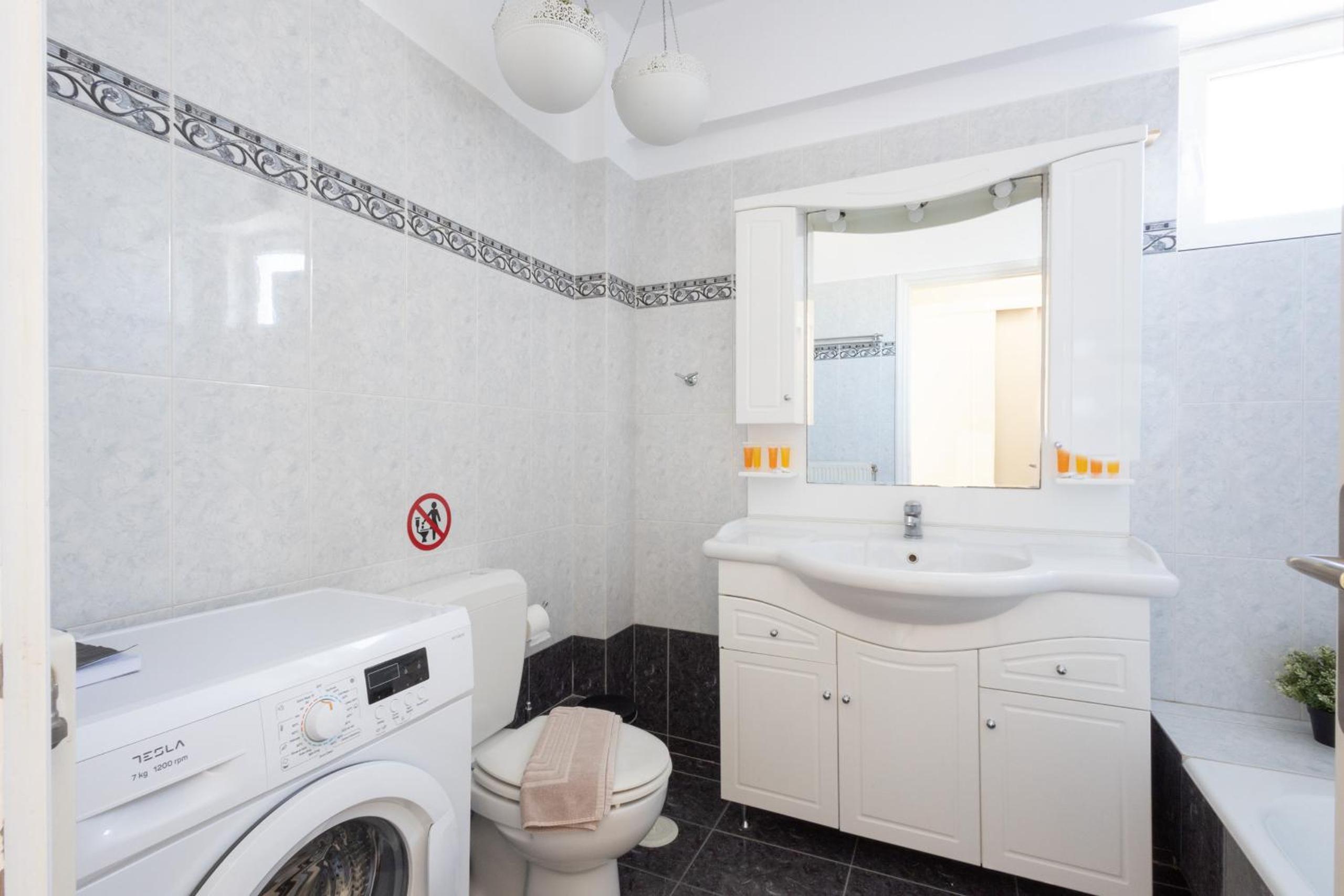 Renovated 3 bedroom apt with Acropolis View