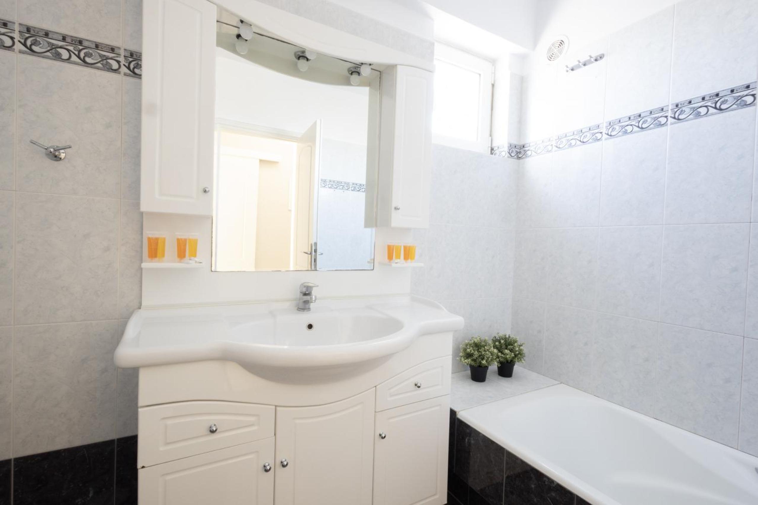 Renovated 3 bedroom apt with Acropolis View