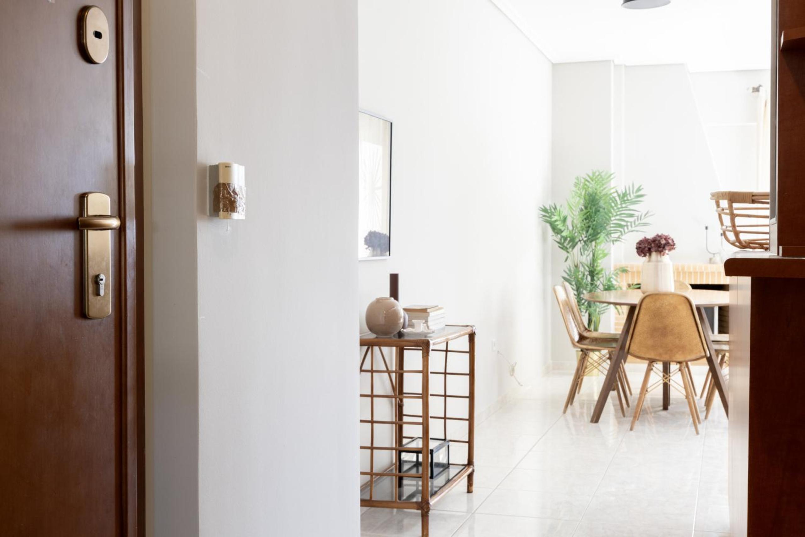 Renovated 3 bedroom apt with Acropolis View