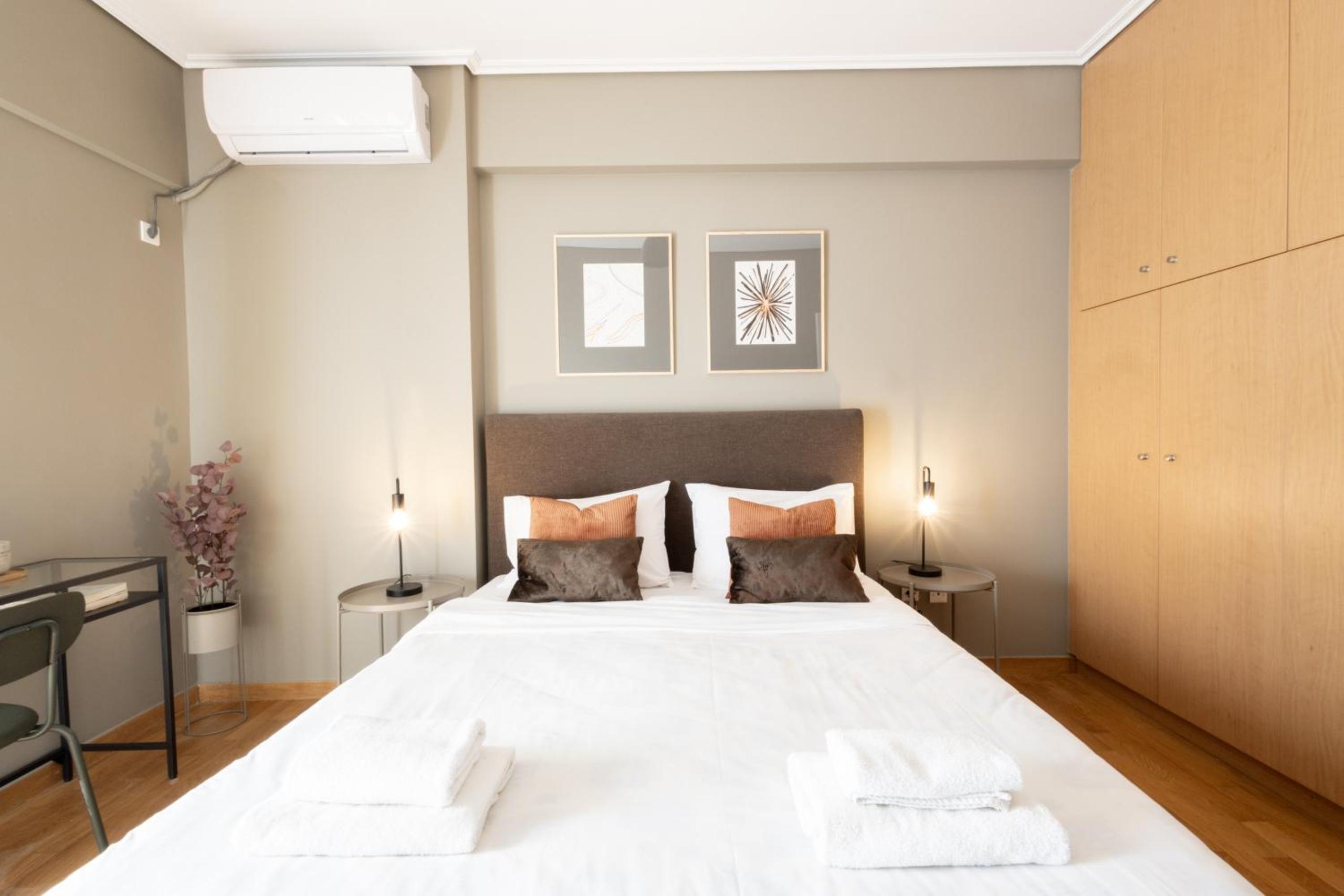 Renovated 3 bedroom apt with Acropolis View