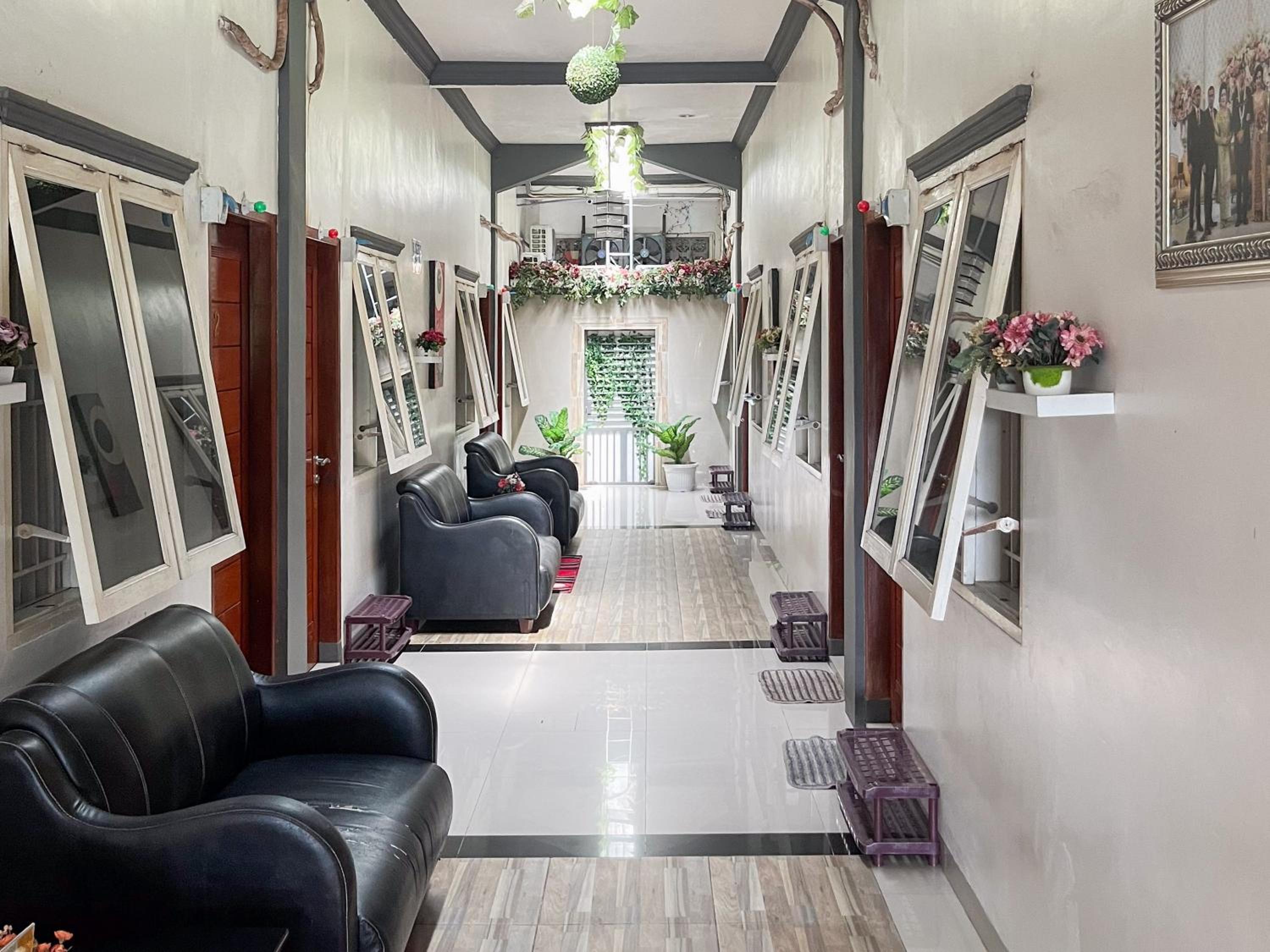 Hotel RedDoorz near Pantai Pandan Sibolga 2 - Image 1