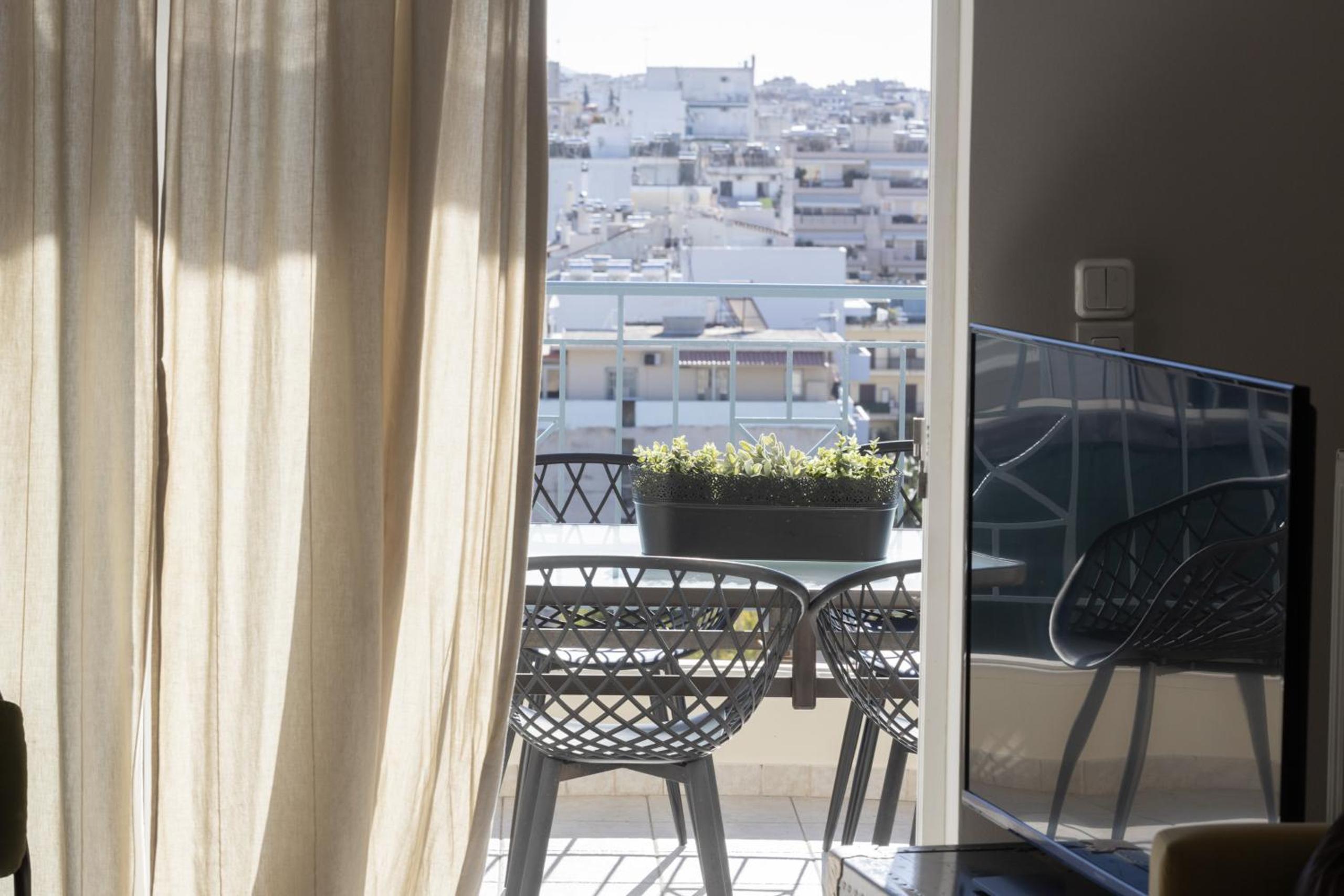 Renovated 3 bedroom apt with Acropolis View