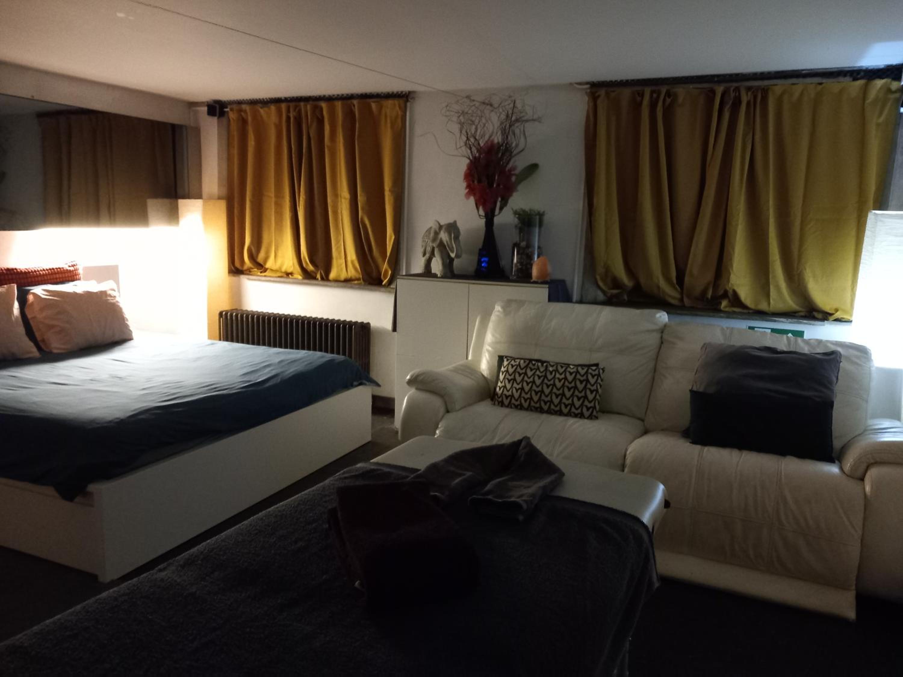 Masumi Spa Suite - Private Infrared Sauna and Jacuzzi - Antwerp Centre view 2