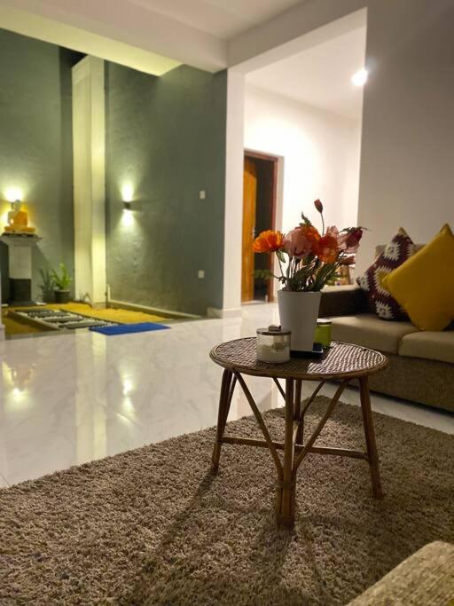 Eden Residence Home Stay Ja Ela near Airport Highway Exit