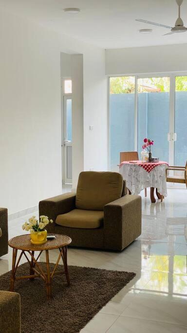 Eden Residence Home Stay Ja Ela near Airport Highway Exit