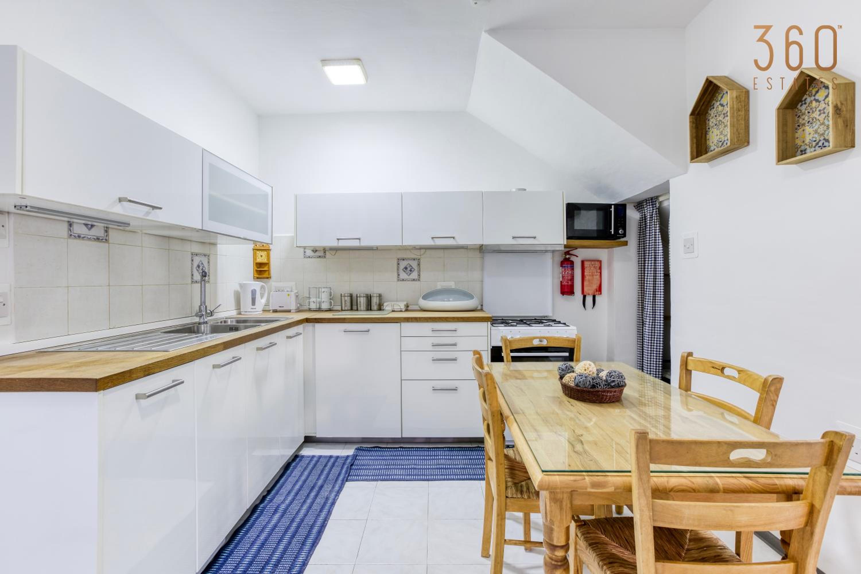 Peaceful 1BR maisonette with Sofa Bed with WIFI by 360 Estates photo 2