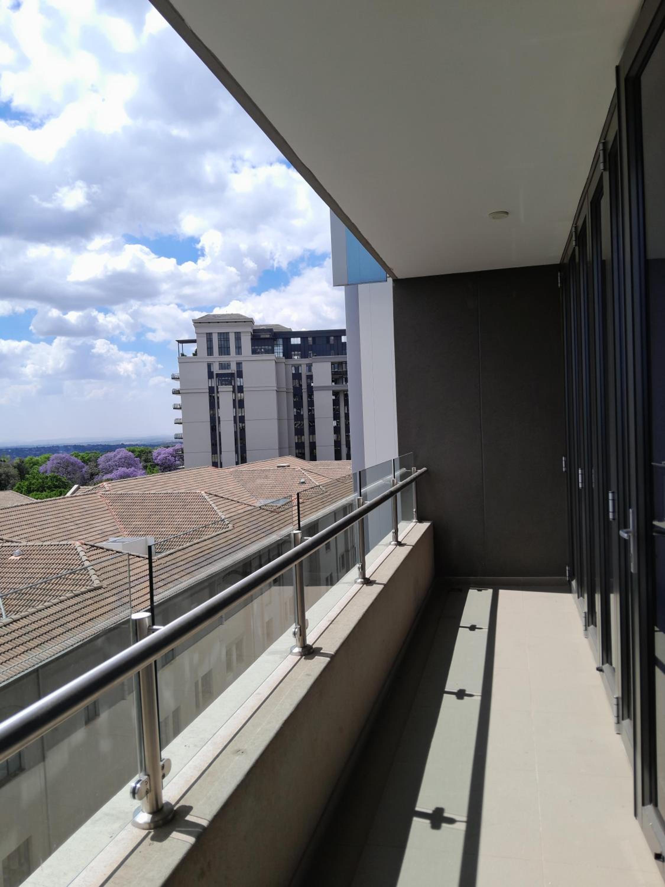 Sandton Smart Apartment Eighteen