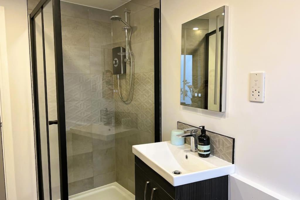 Unwind in Style, One-Bedroom Haven 1C Close to DMU view 4