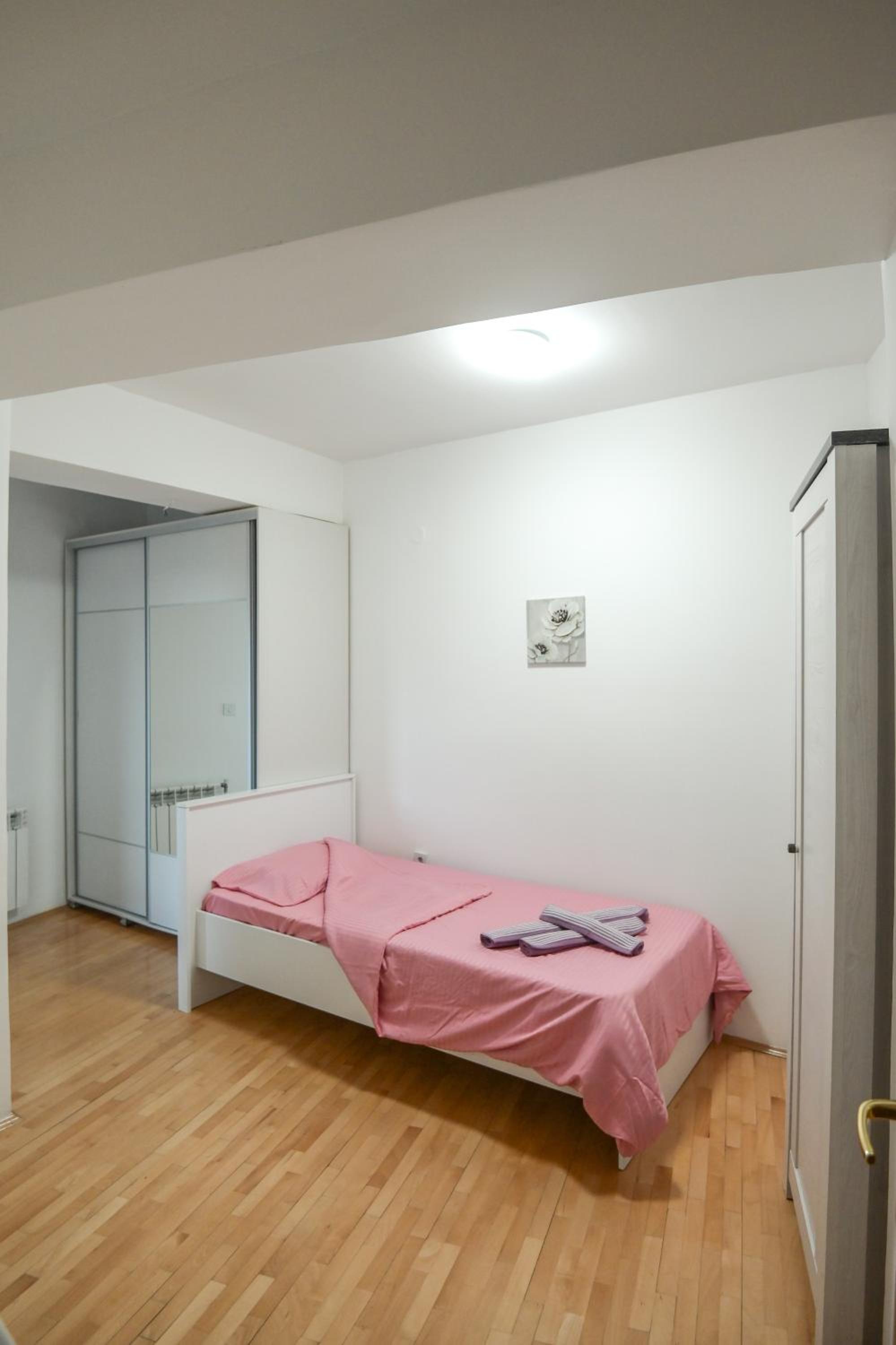 Elena Apartments - City Center Oasis Modern Elegance in Skopje