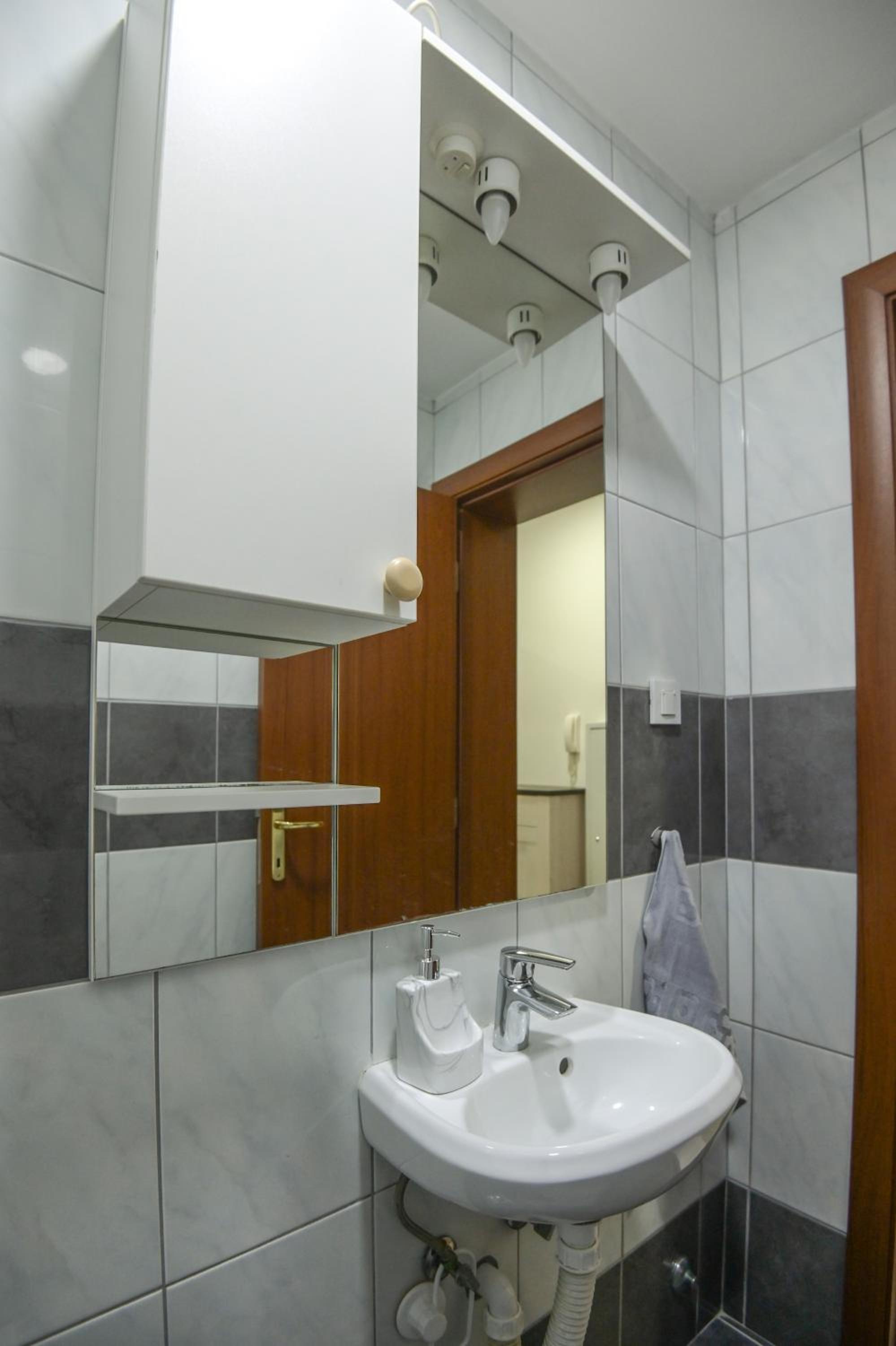 Elena Apartments - City Center Oasis Modern Elegance in Skopje