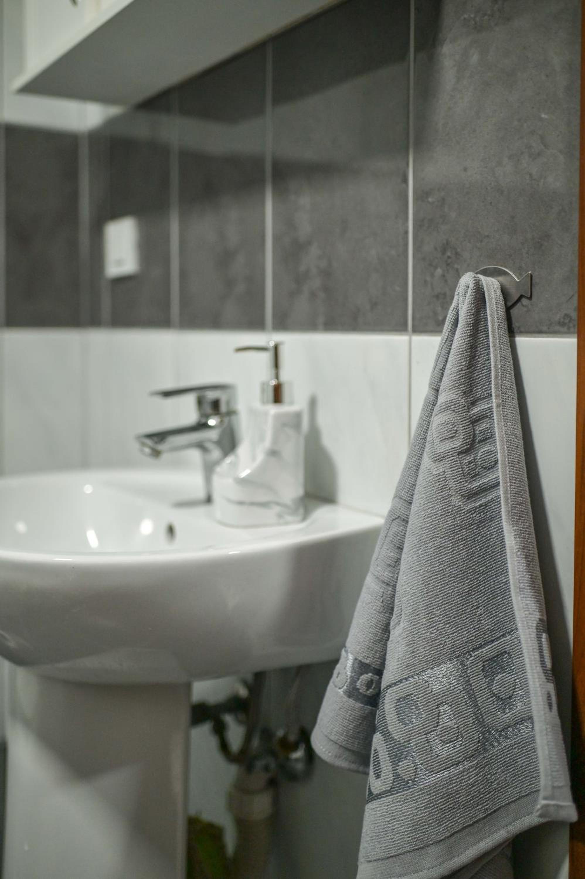 Elena Apartments - City Center Oasis Modern Elegance in Skopje