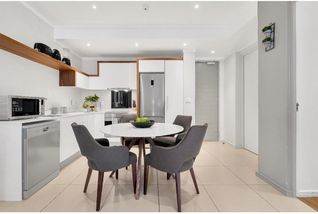 Sandton Smart Apartment Thirteen