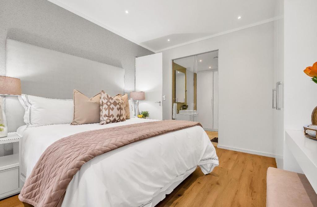 Sandton Smart Apartment Thirteen