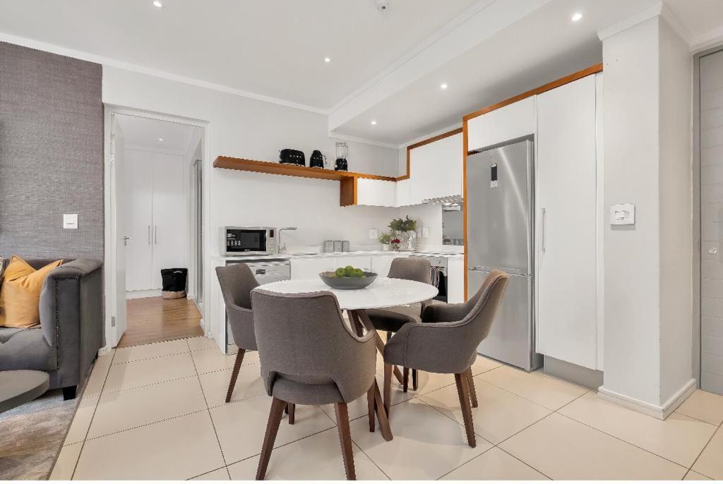 Sandton Smart Apartment Thirteen