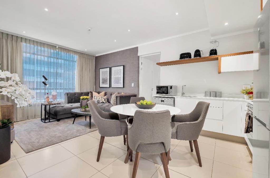 Sandton Smart Apartment Thirteen