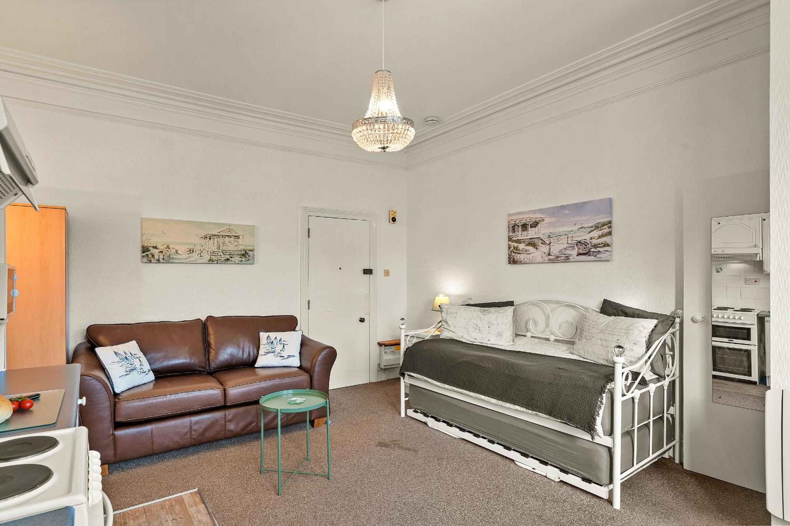 Finest Retreats - Atherfield Apartments No 7 - Sunny Side view 4