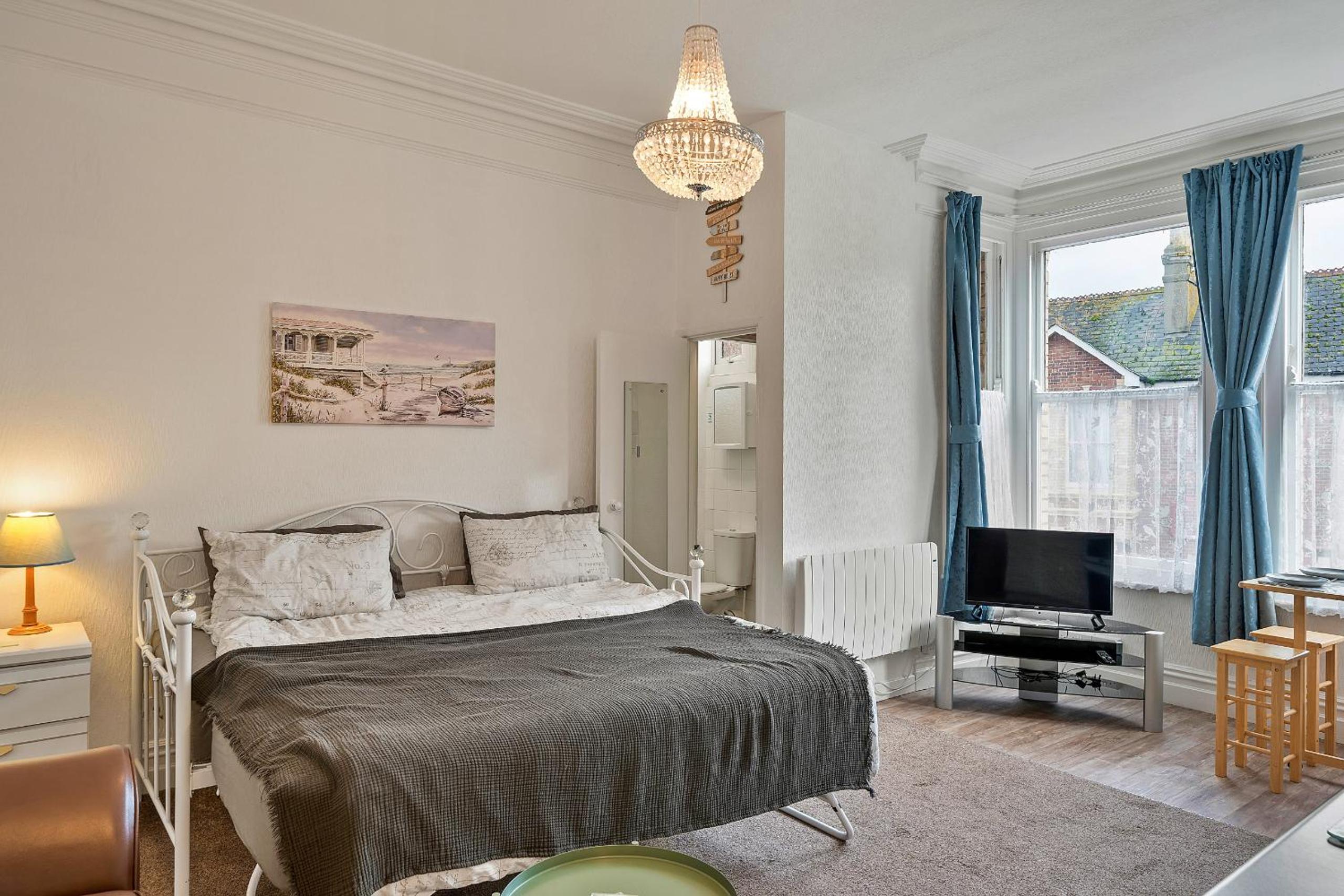 Finest Retreats - Atherfield Apartments No 7 - Sunny Side view 5
