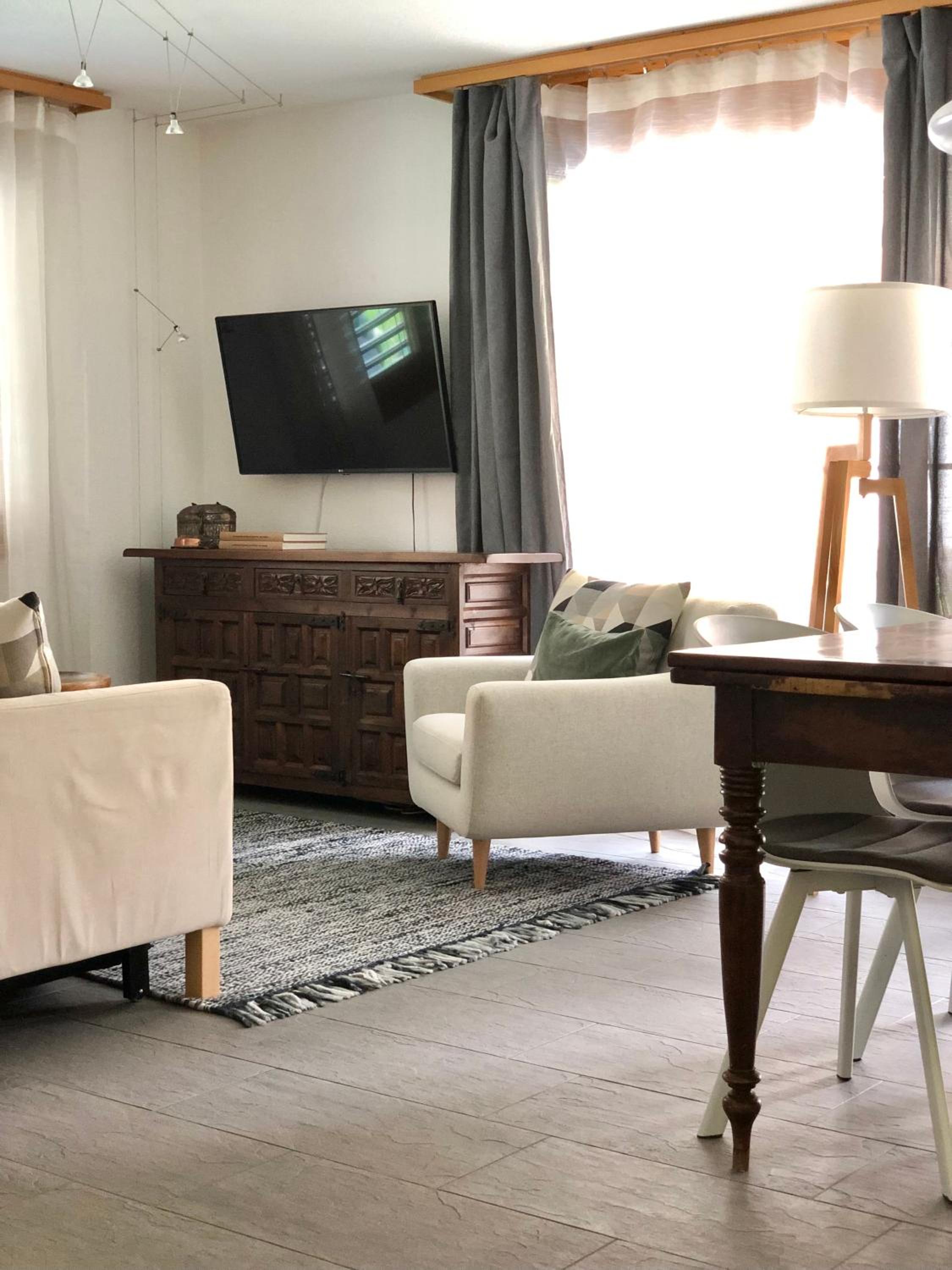 Modern Condo Comfy Queen bed Fast WiFi