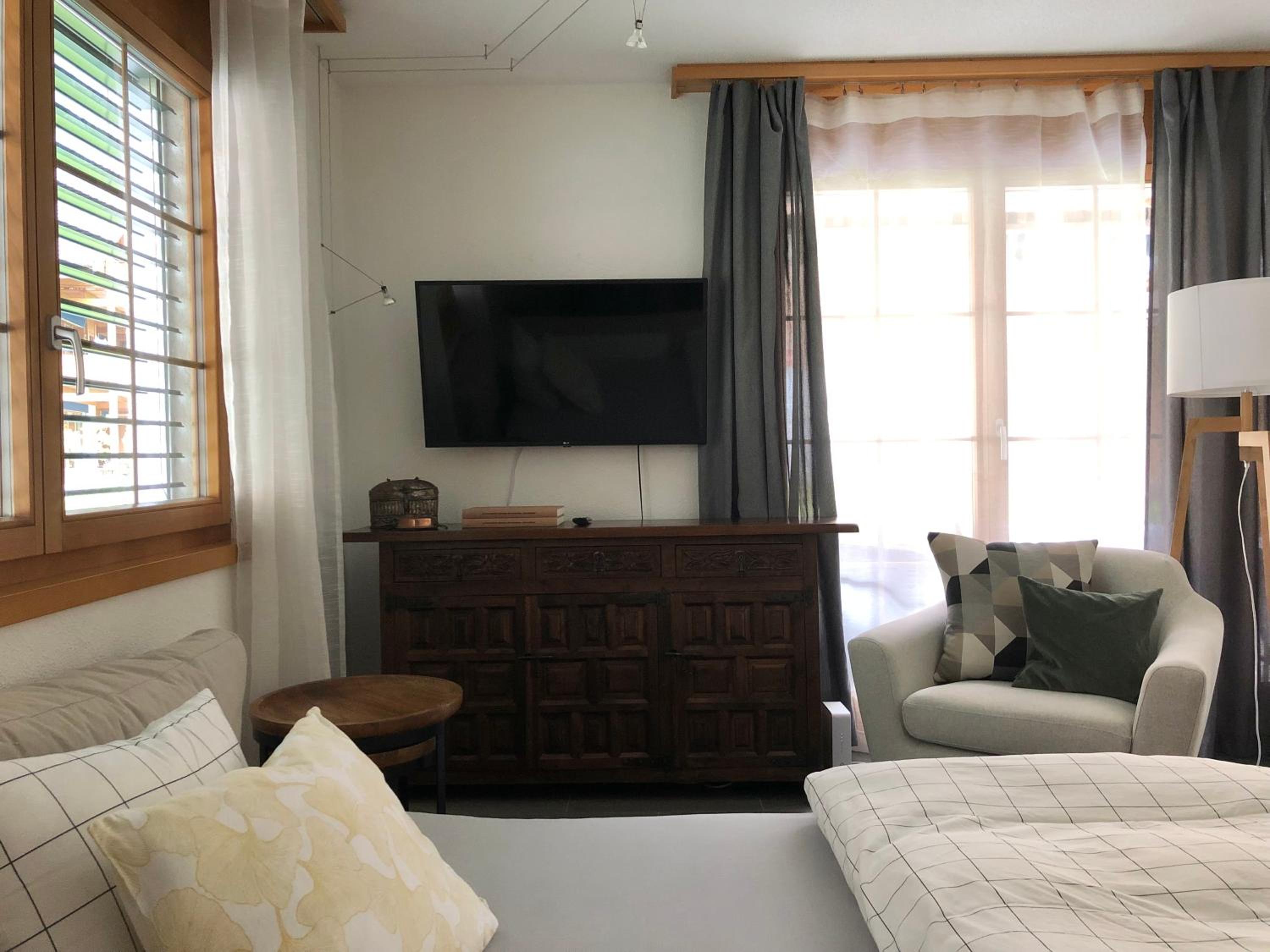 Modern Condo Comfy Queen bed Fast WiFi
