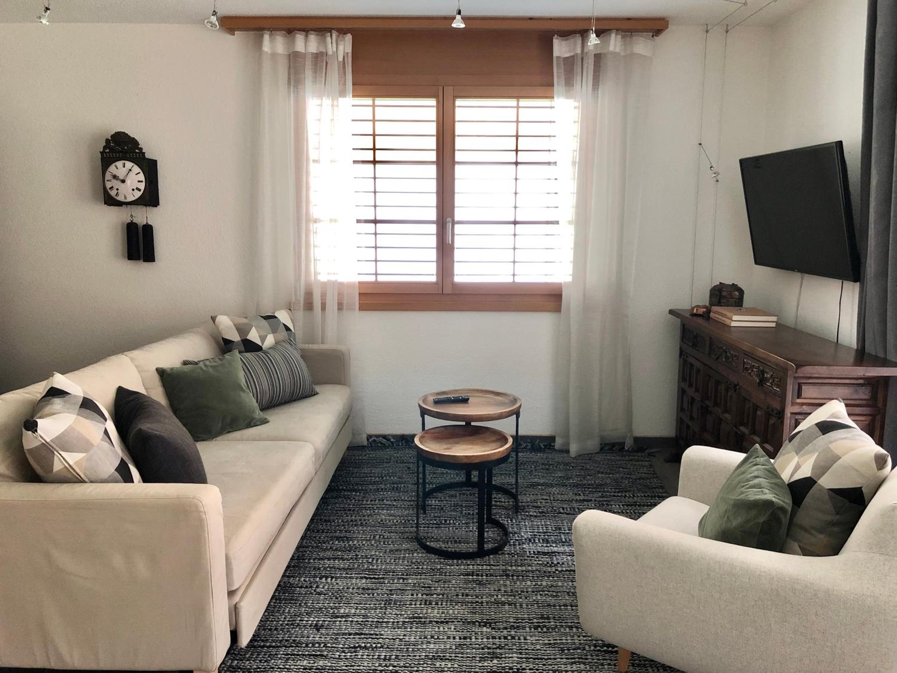 Modern Condo Comfy Queen bed Fast WiFi