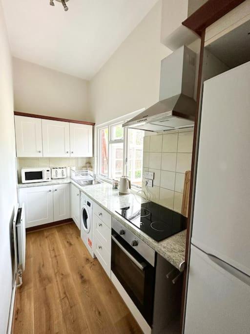 Centrally located studio flat sleeps 4 view 5