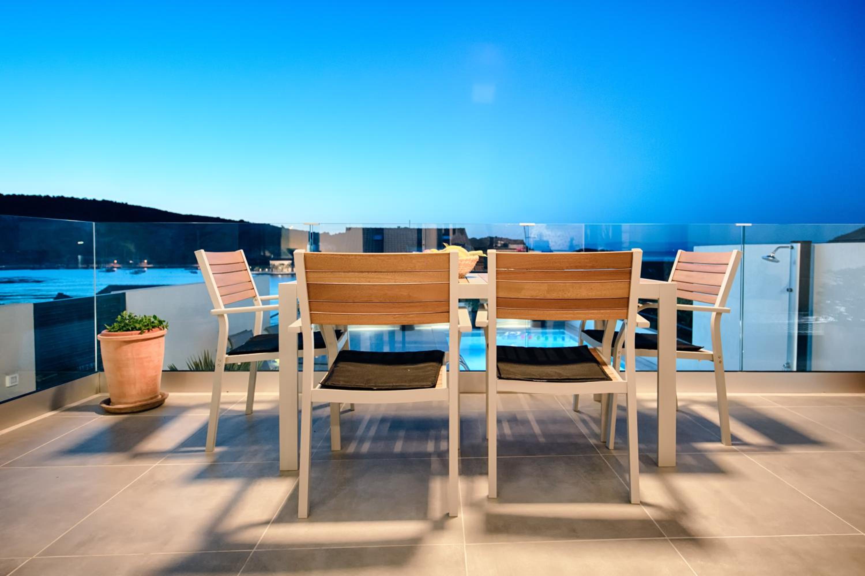 The Pool House Vis view 3