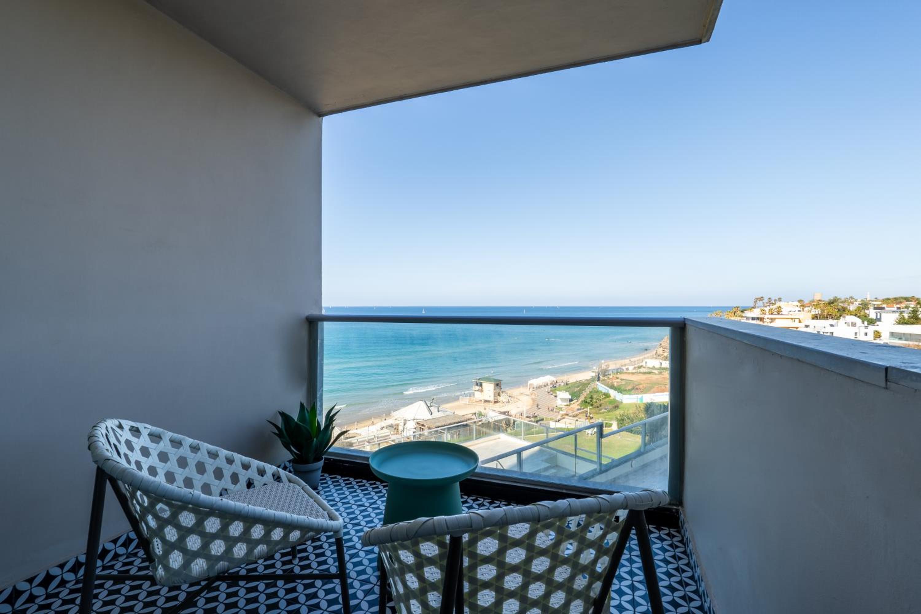Sea View Stylish 1BR with Balcony by Beachfront Stay, photo 6
