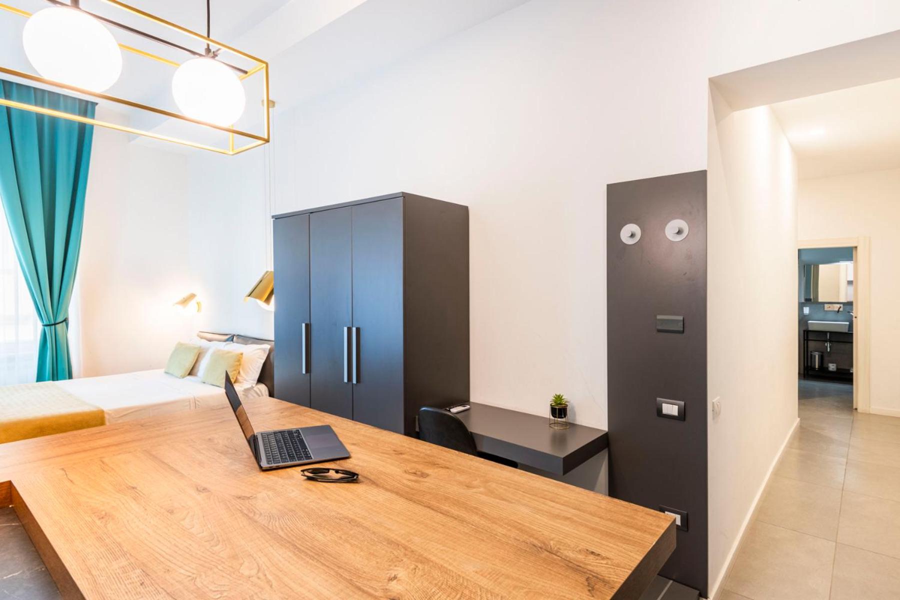 Cortese en Naples — hotel room