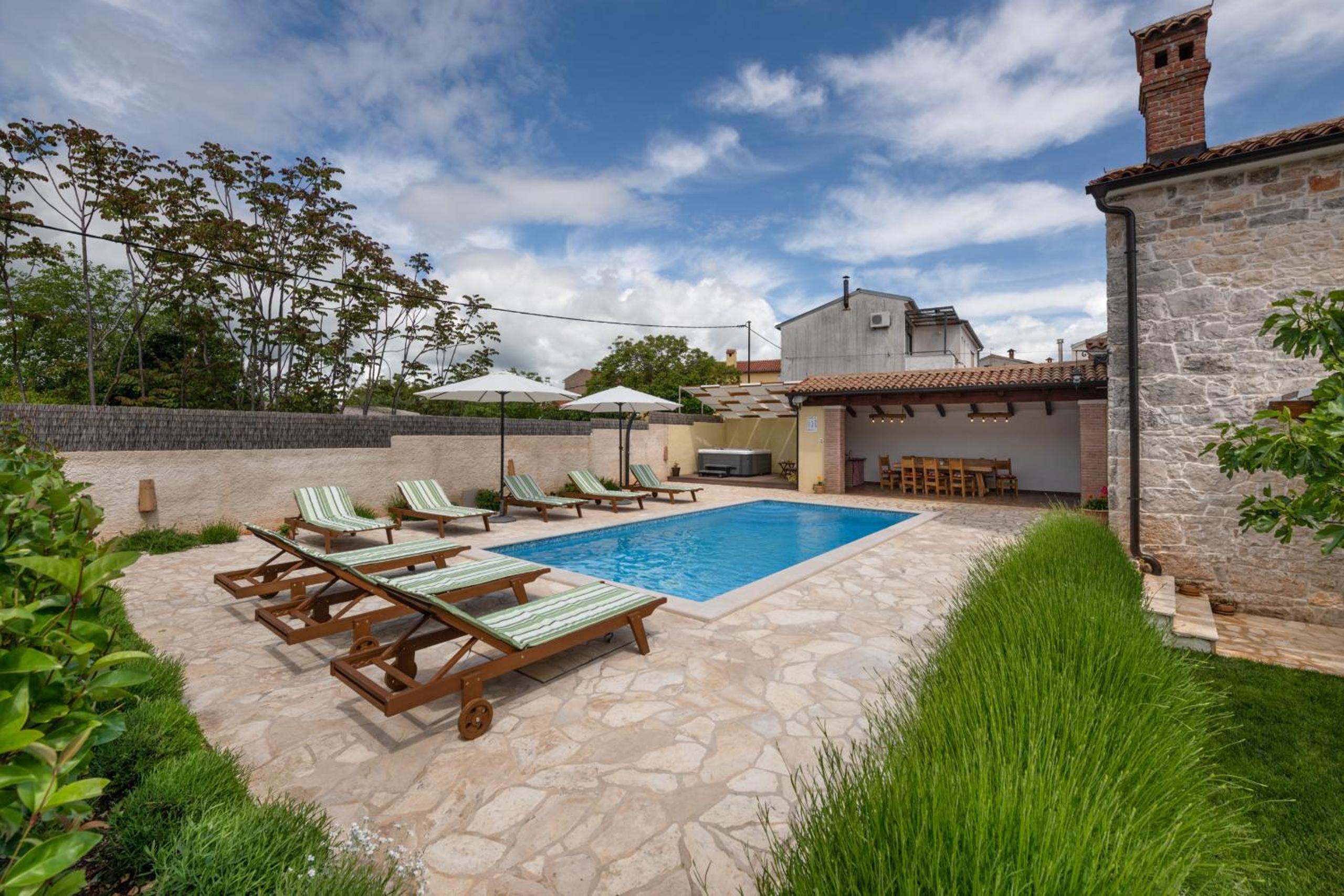 Villa Katja near Pula with whirlpool only 3 km from the beach view 2