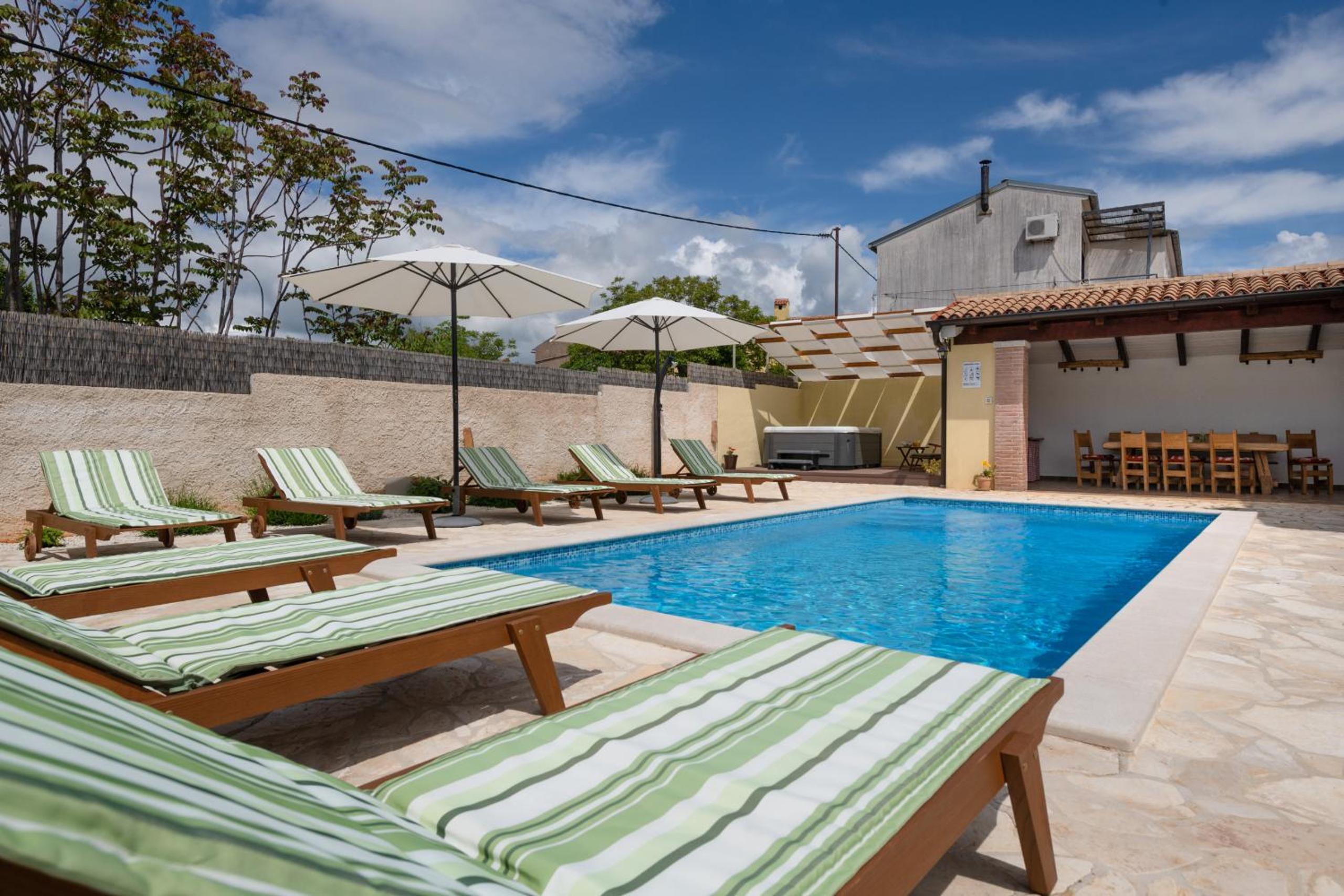 Villa Katja near Pula with whirlpool only 3 km from the beach view 3