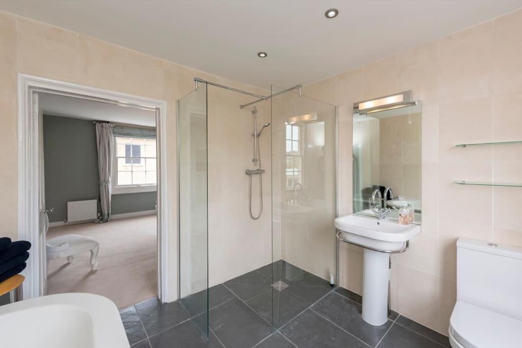 Beautiful Georgian TownHouse + opt parking view 4