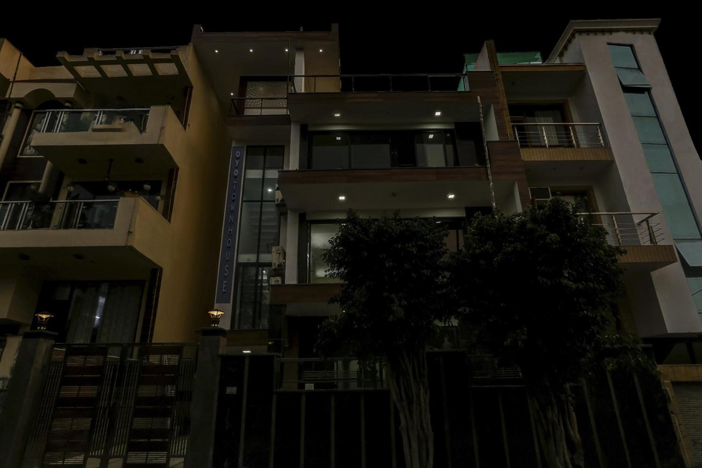 Townhouse Metro Inn Residency Near ISKCON Temple Noida view 4