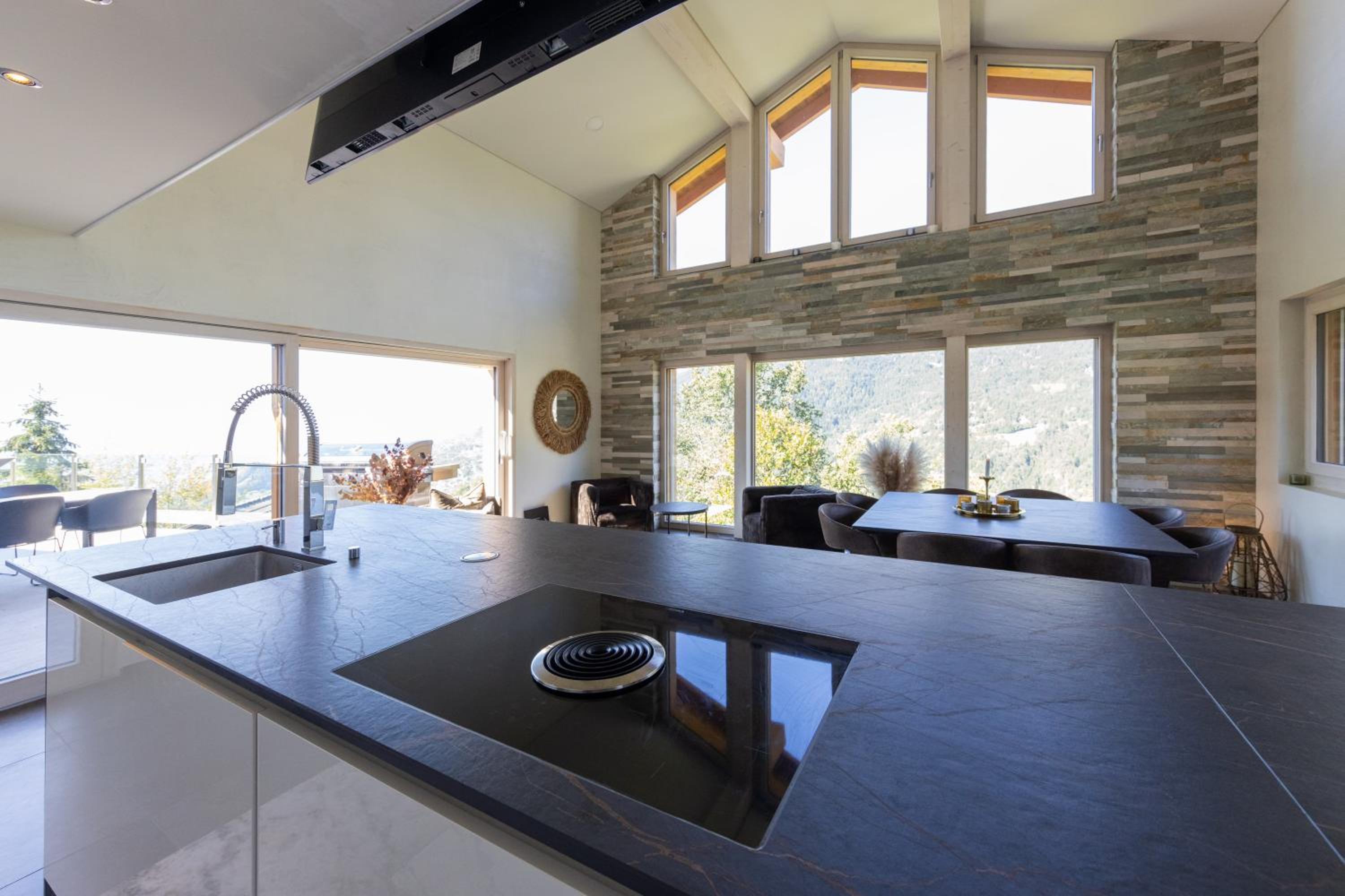 Résidence moderne avec jacuzzi