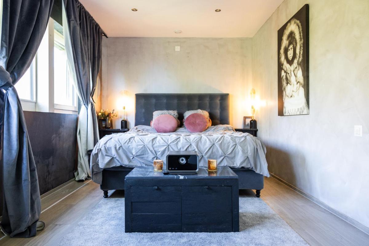 Résidence moderne avec jacuzzi