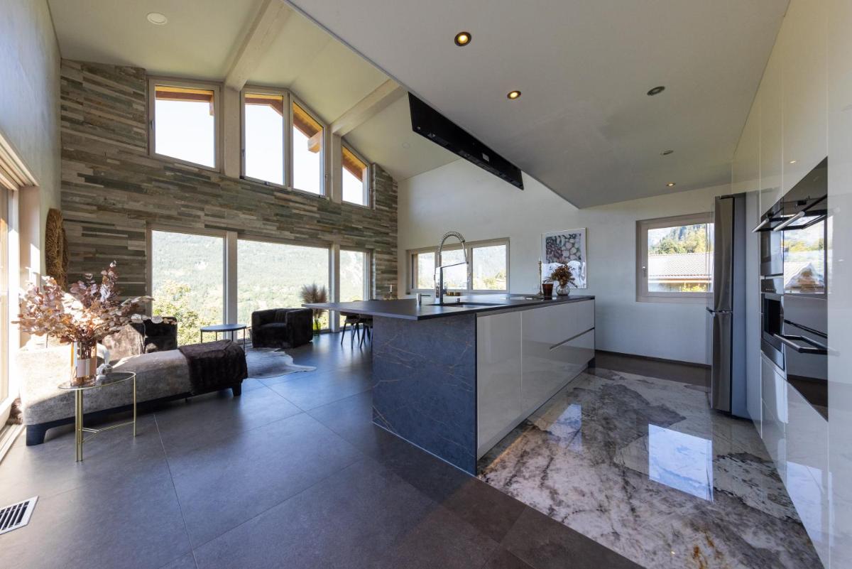 Résidence moderne avec jacuzzi
