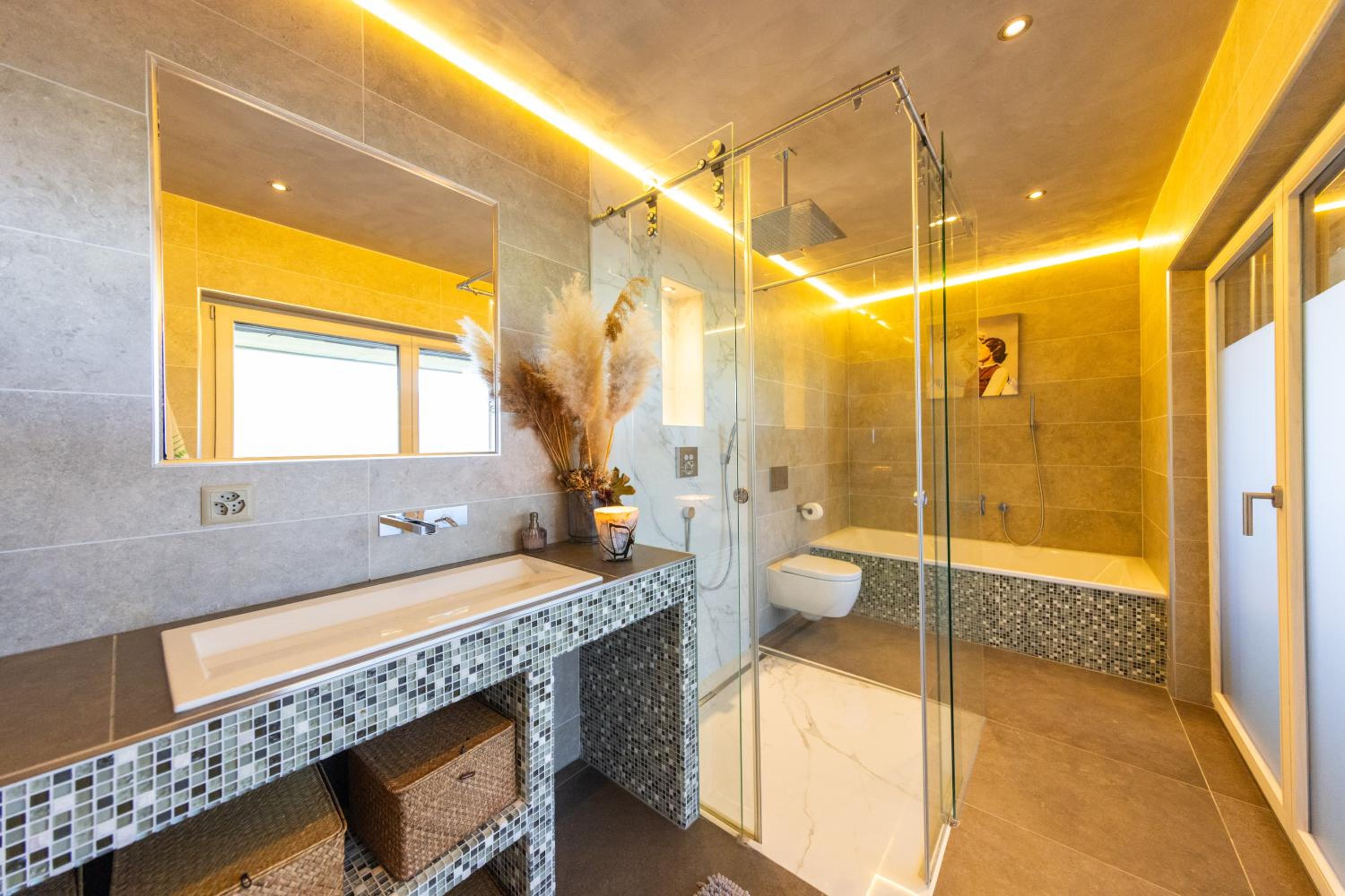 Résidence moderne avec jacuzzi