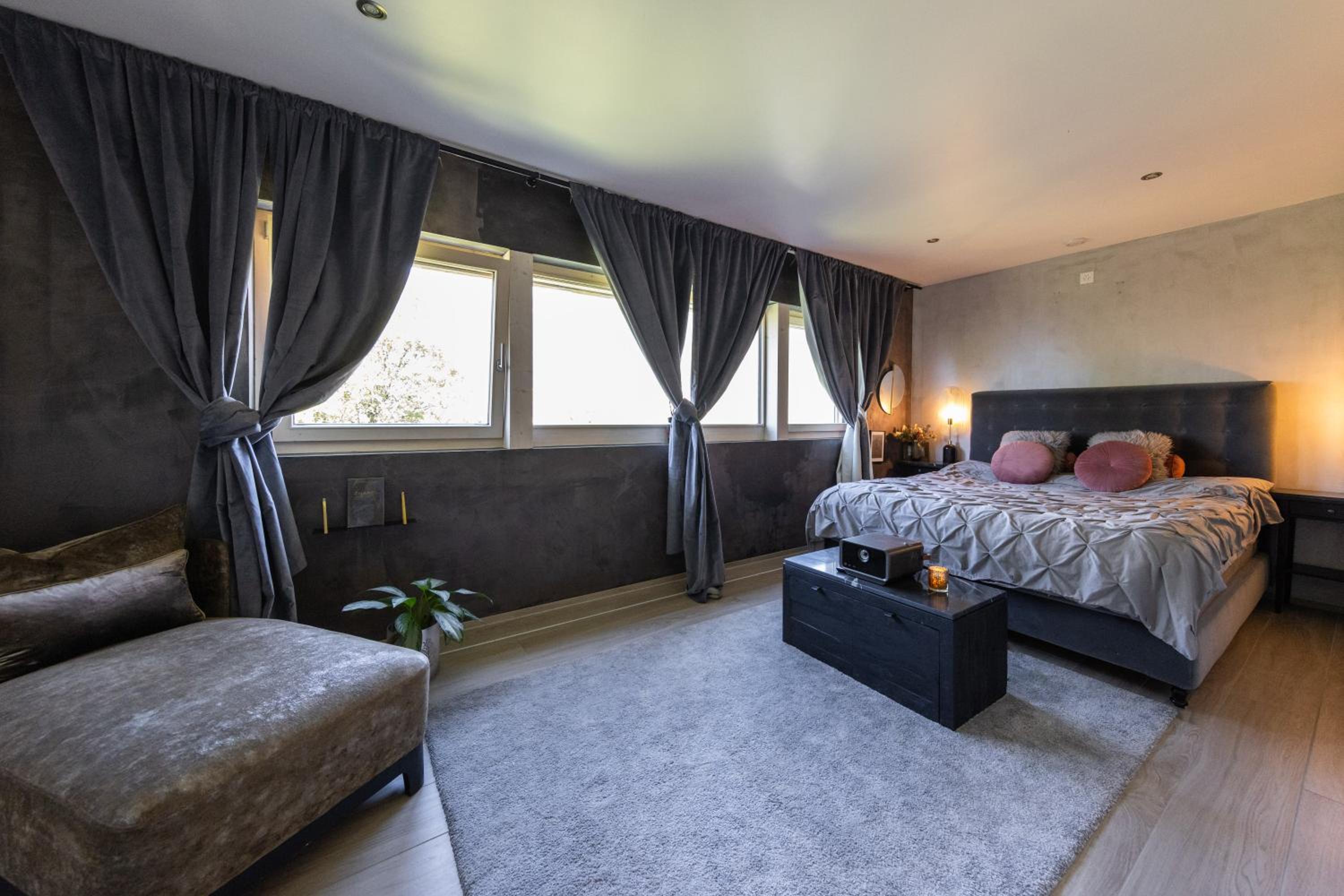 Résidence moderne avec jacuzzi