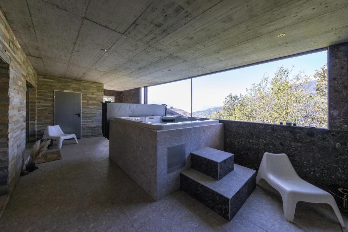 Résidence moderne avec jacuzzi