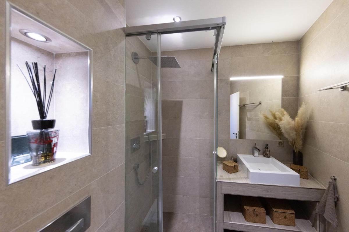 Résidence moderne avec jacuzzi