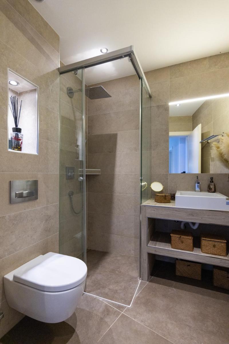 Résidence moderne avec jacuzzi