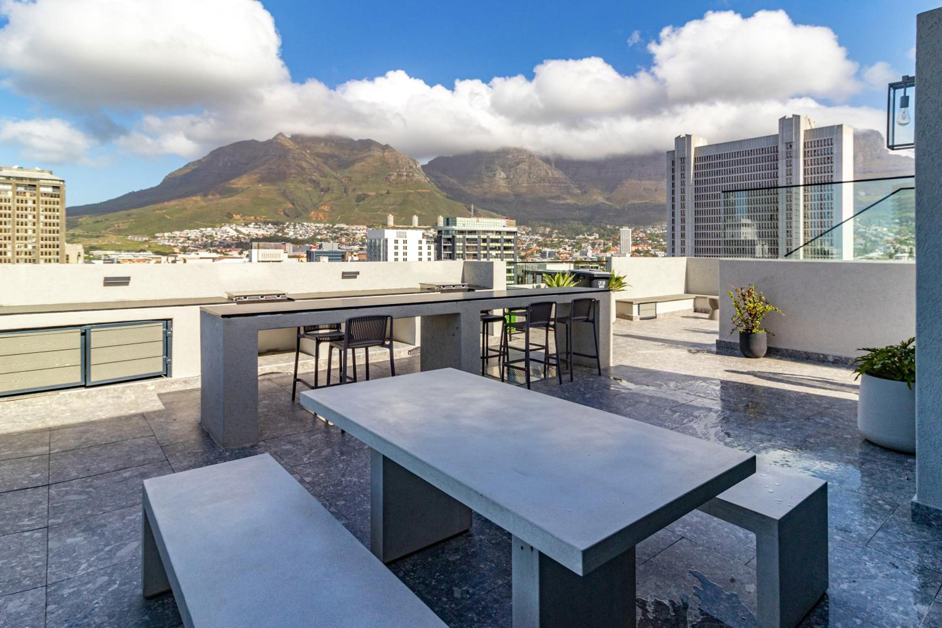 Brand New, Modern Studio Apartment in Loop Street view 4